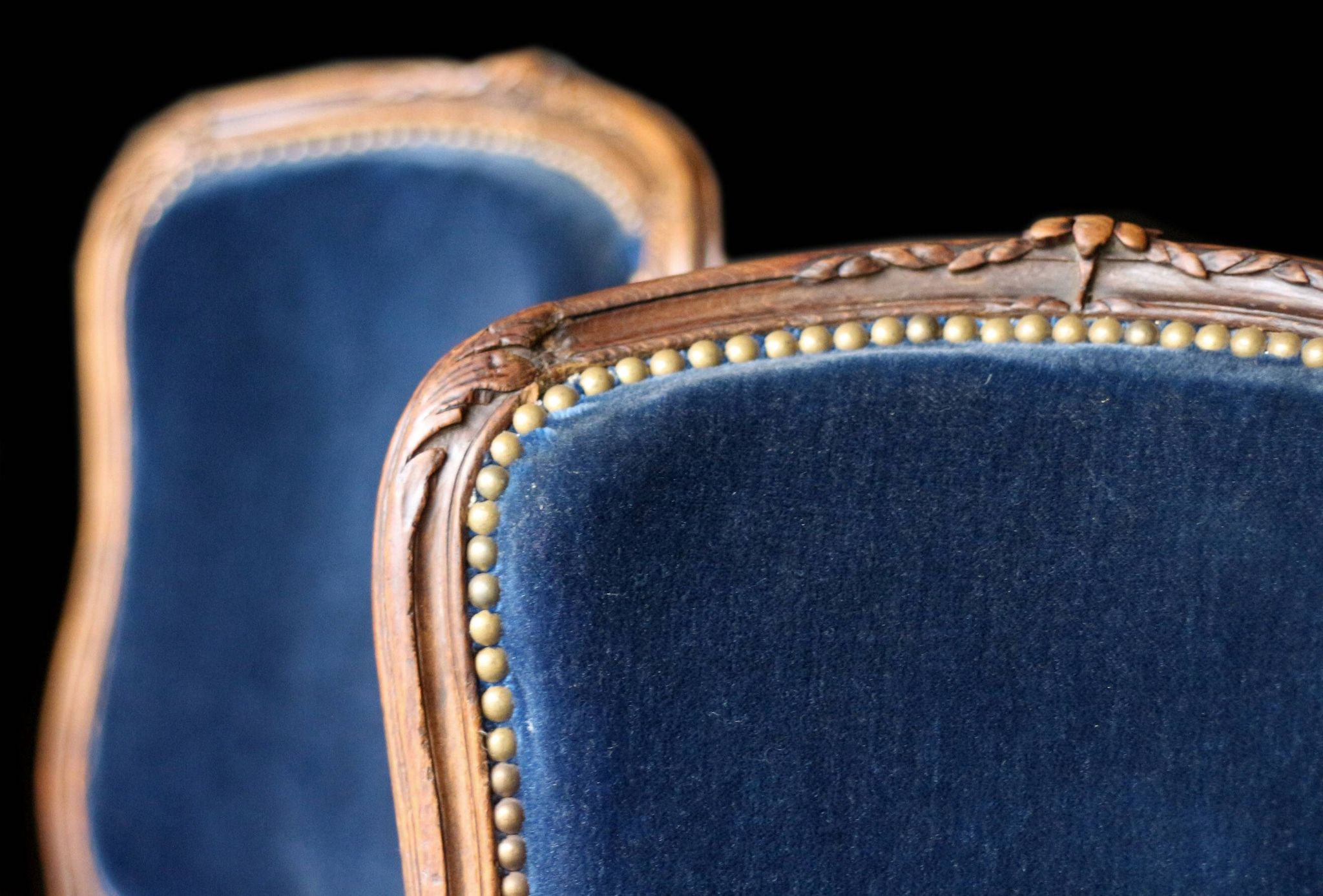 Adorable paire de chaises basses XIXeme. Bois et tissu velours