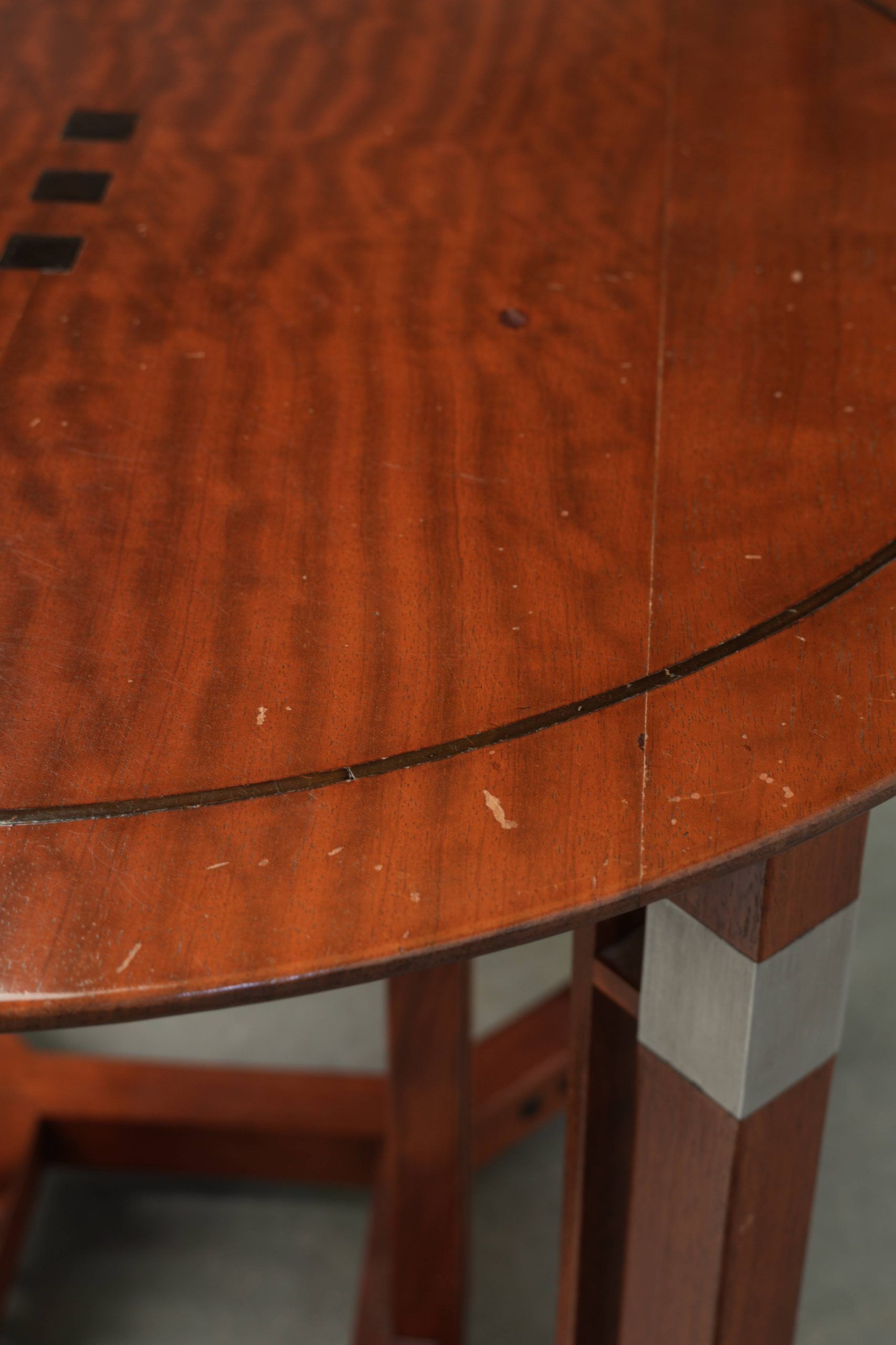 Table d'appoint/café ronde au design Art Déco