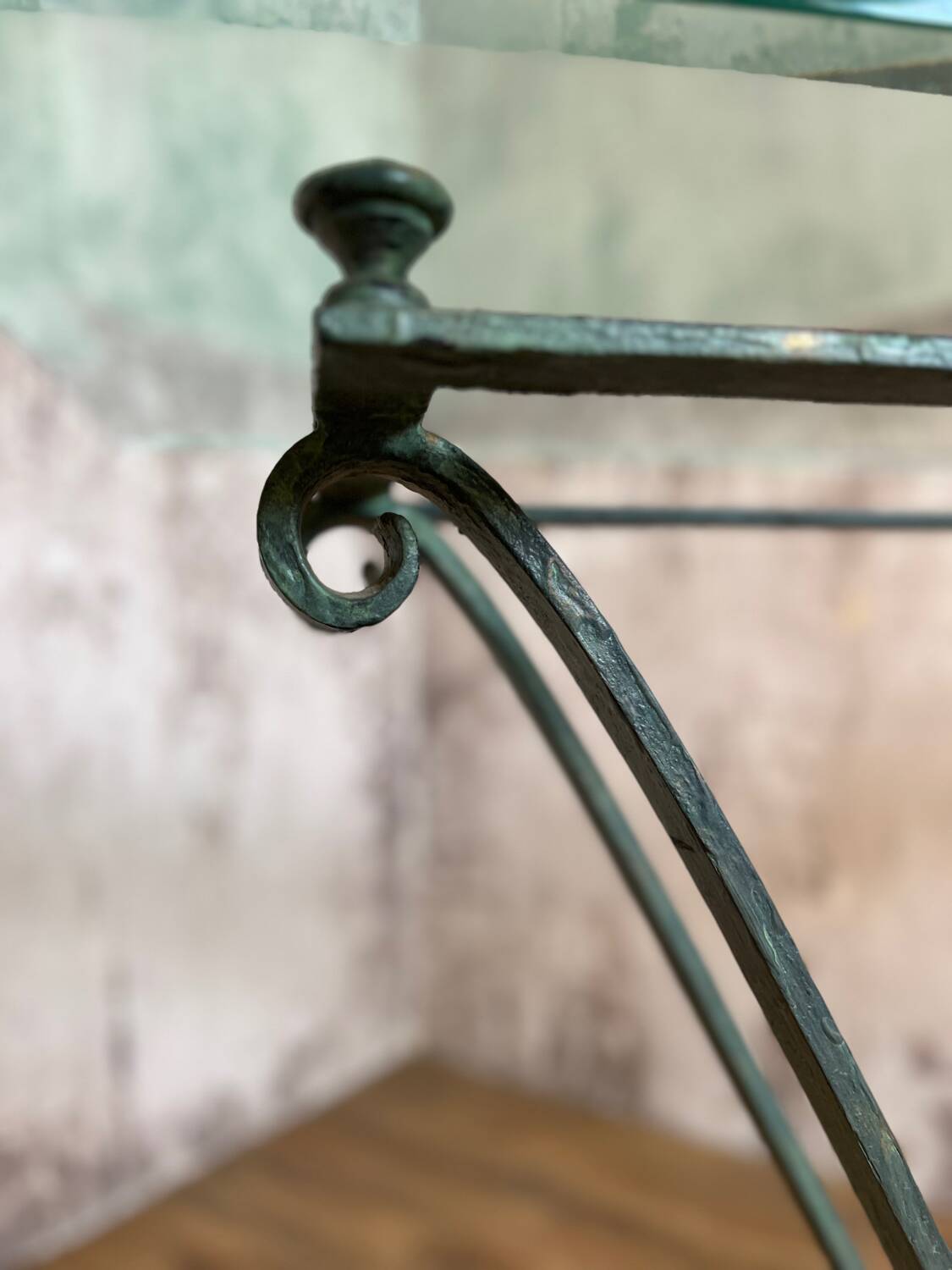 Console in glass and antique patinated metal