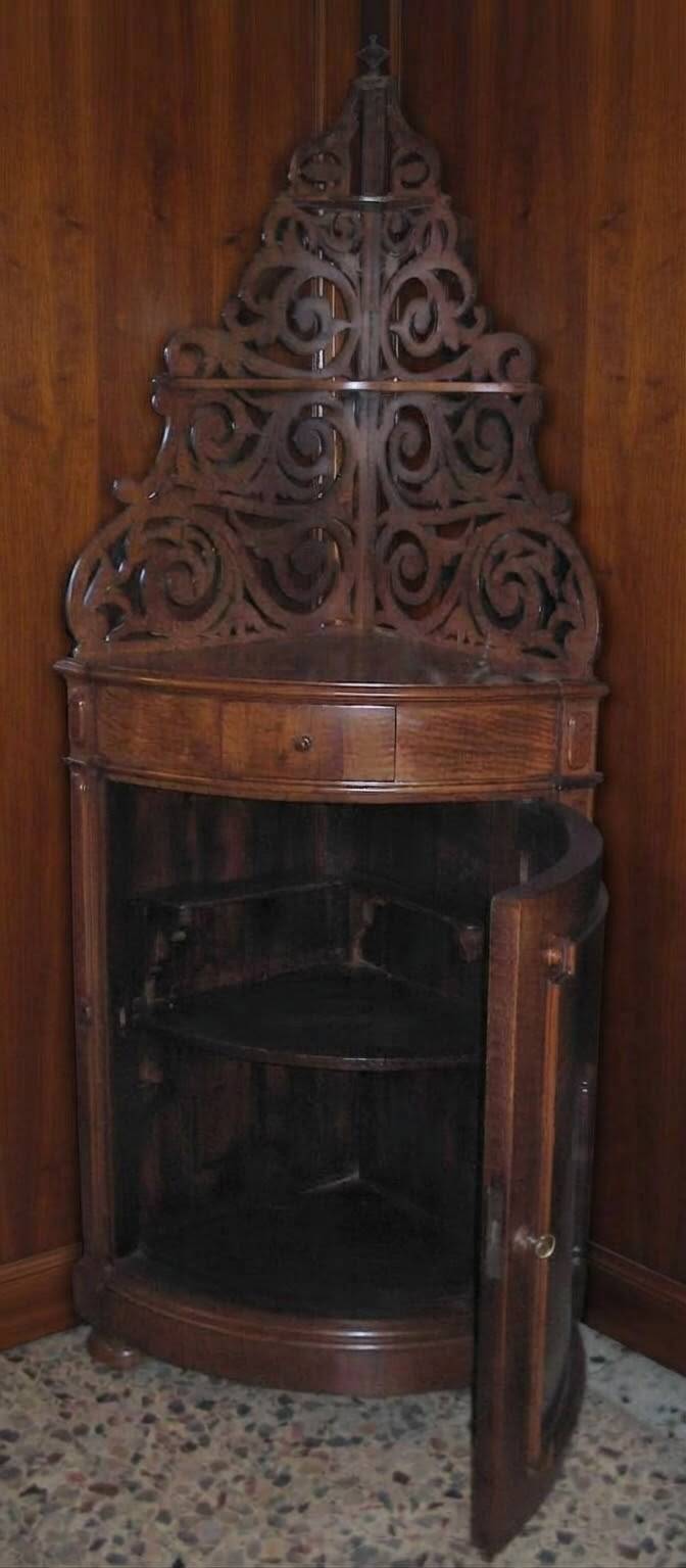 Meuble d'Angle en Bois Placqué en Ronce de Noyer avec Fronton Sculpté