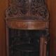 Meuble d'Angle en Bois Placqué en Ronce de Noyer avec Fronton Sculpté