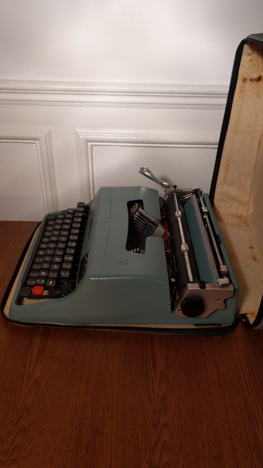 Olivetti Lettera 32 typewriter