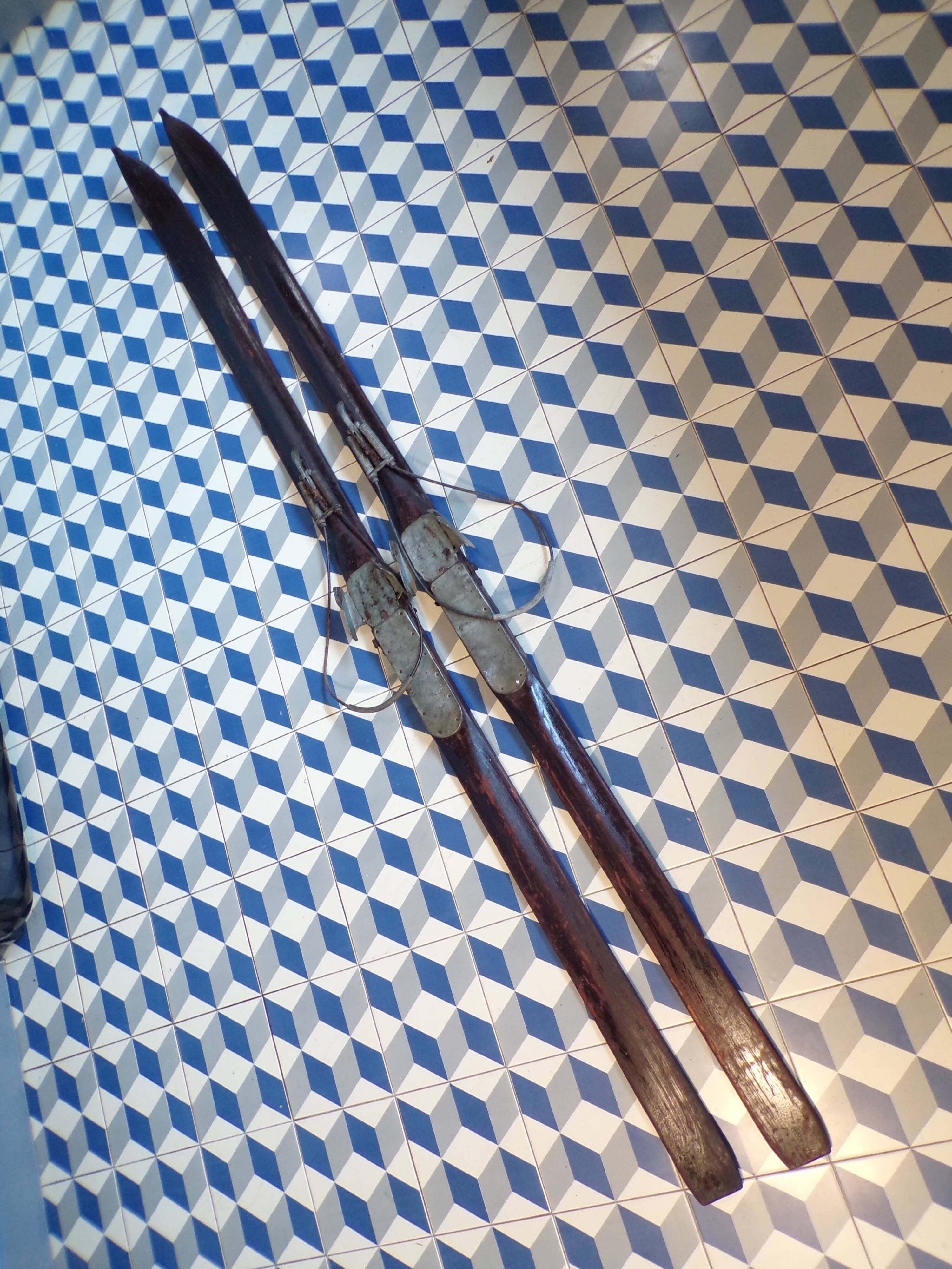 Paire de skis anciens en bois L=200cm