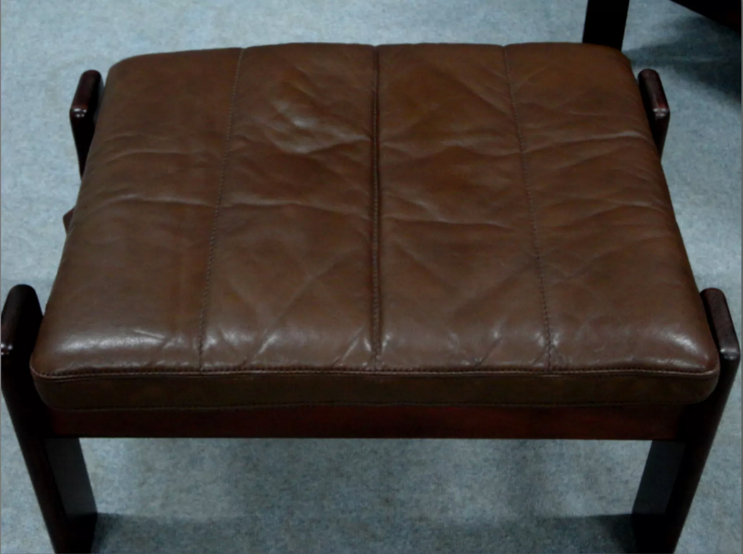 Pair of armchairs and ottoman in leather, 1970