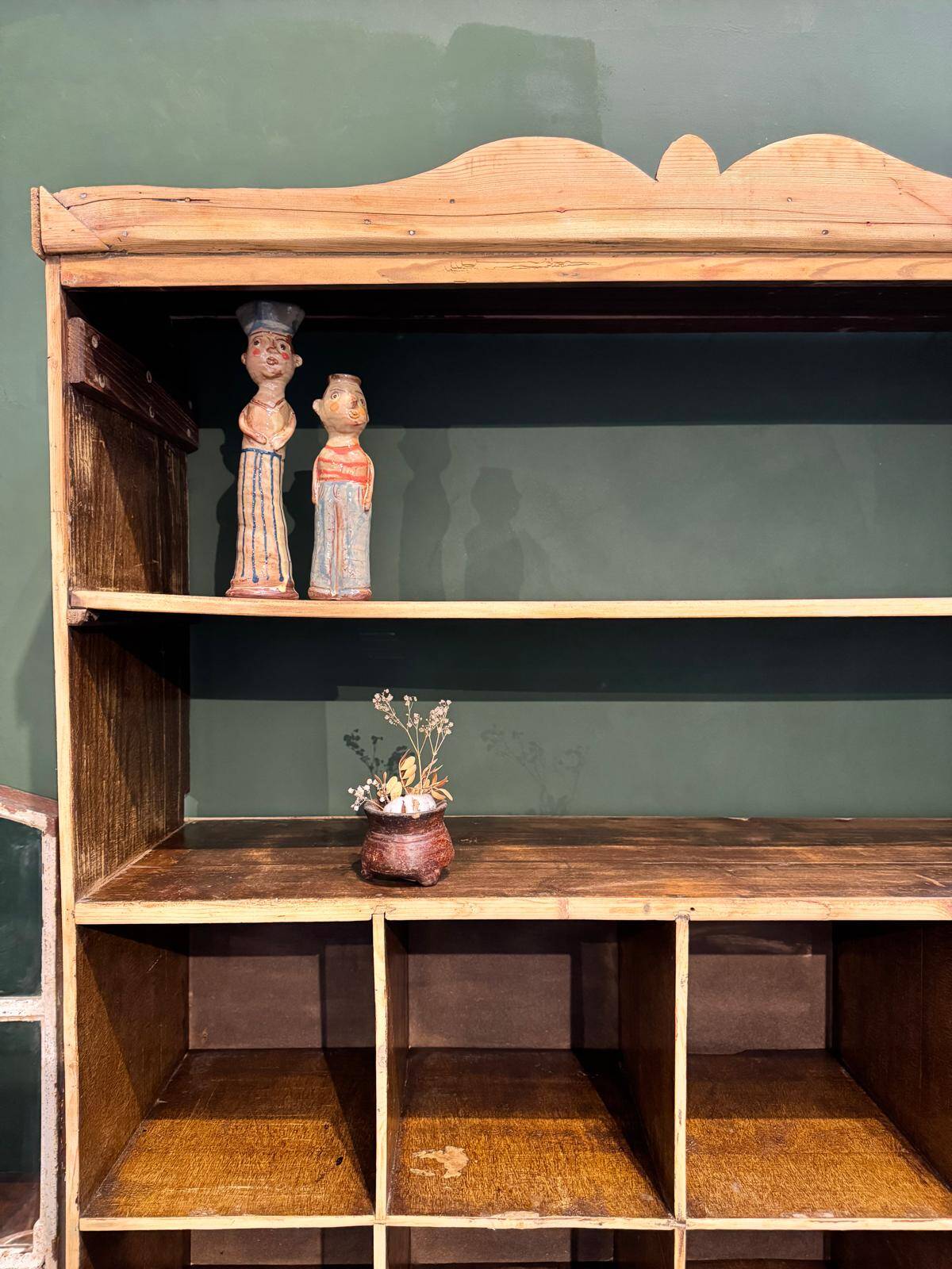 Ancien meuble de métier avec casiers