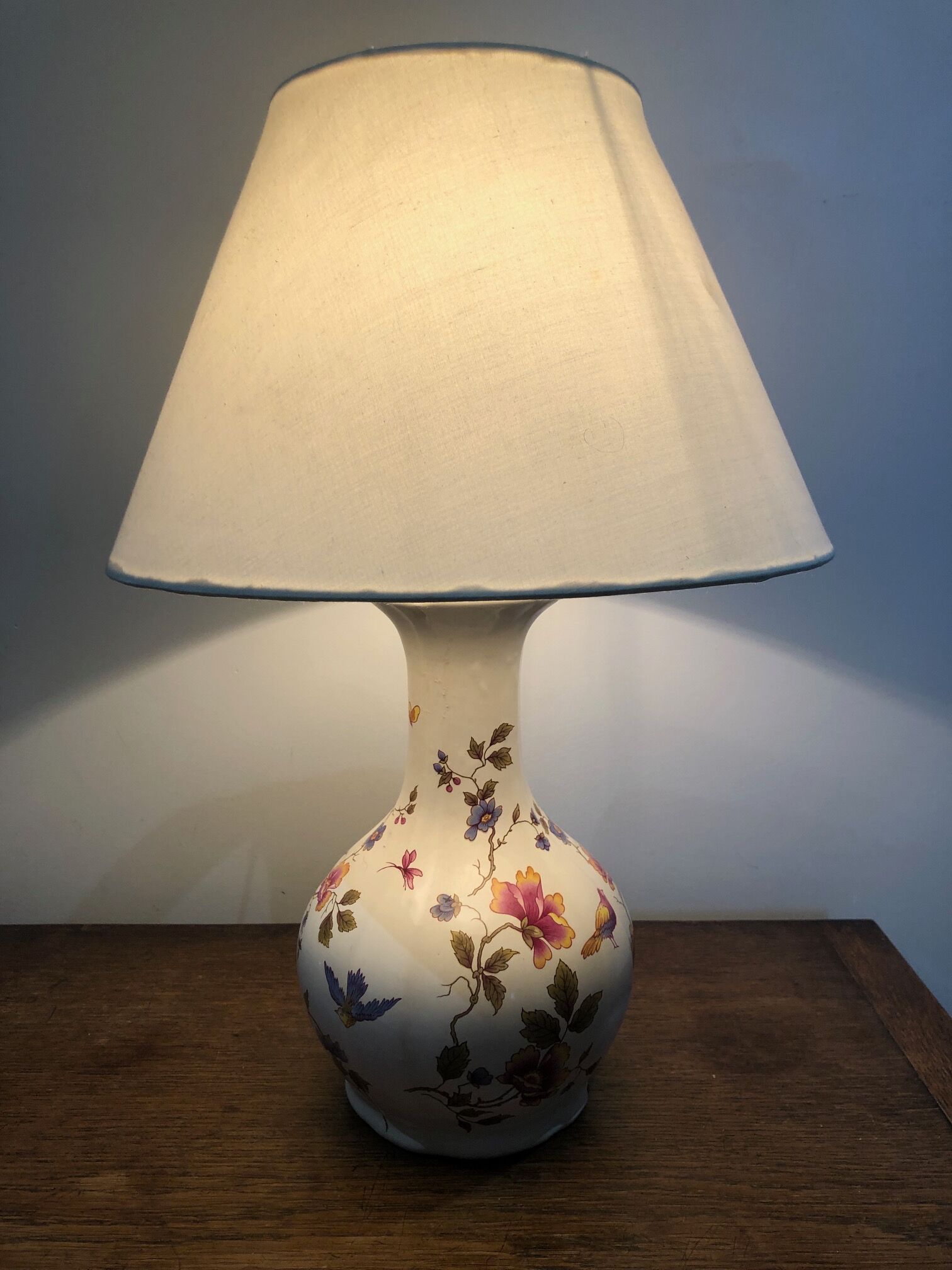 Vintage faience lamp with bird décor