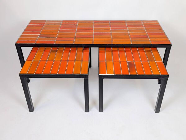 Trois tables gigognes en céramique orange, attribuées à Roger Capron, 1960