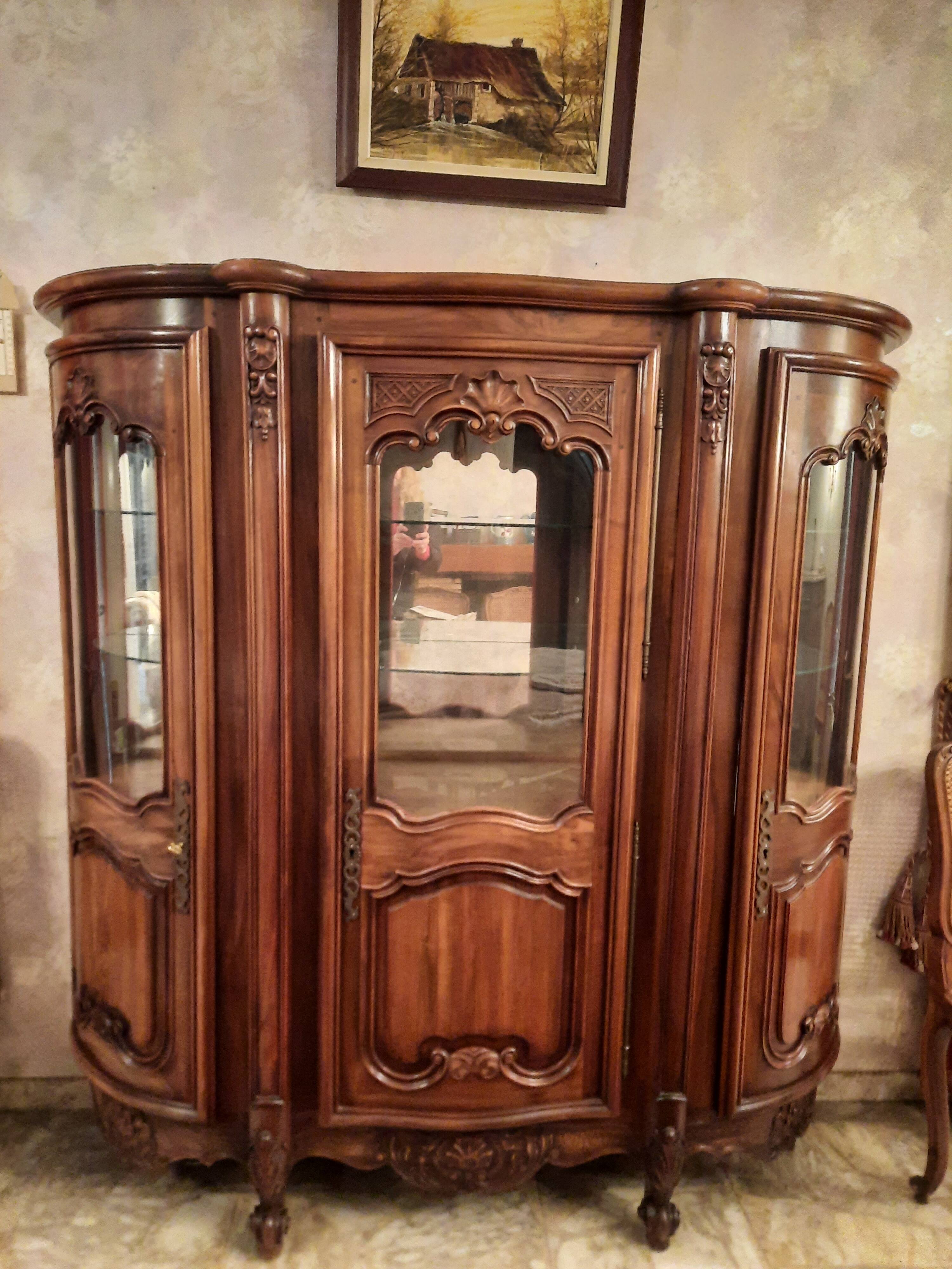 Argentier trois portes dont 2 arrondies, style régence.