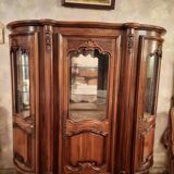 Argentier trois portes dont 2 arrondies, style régence.