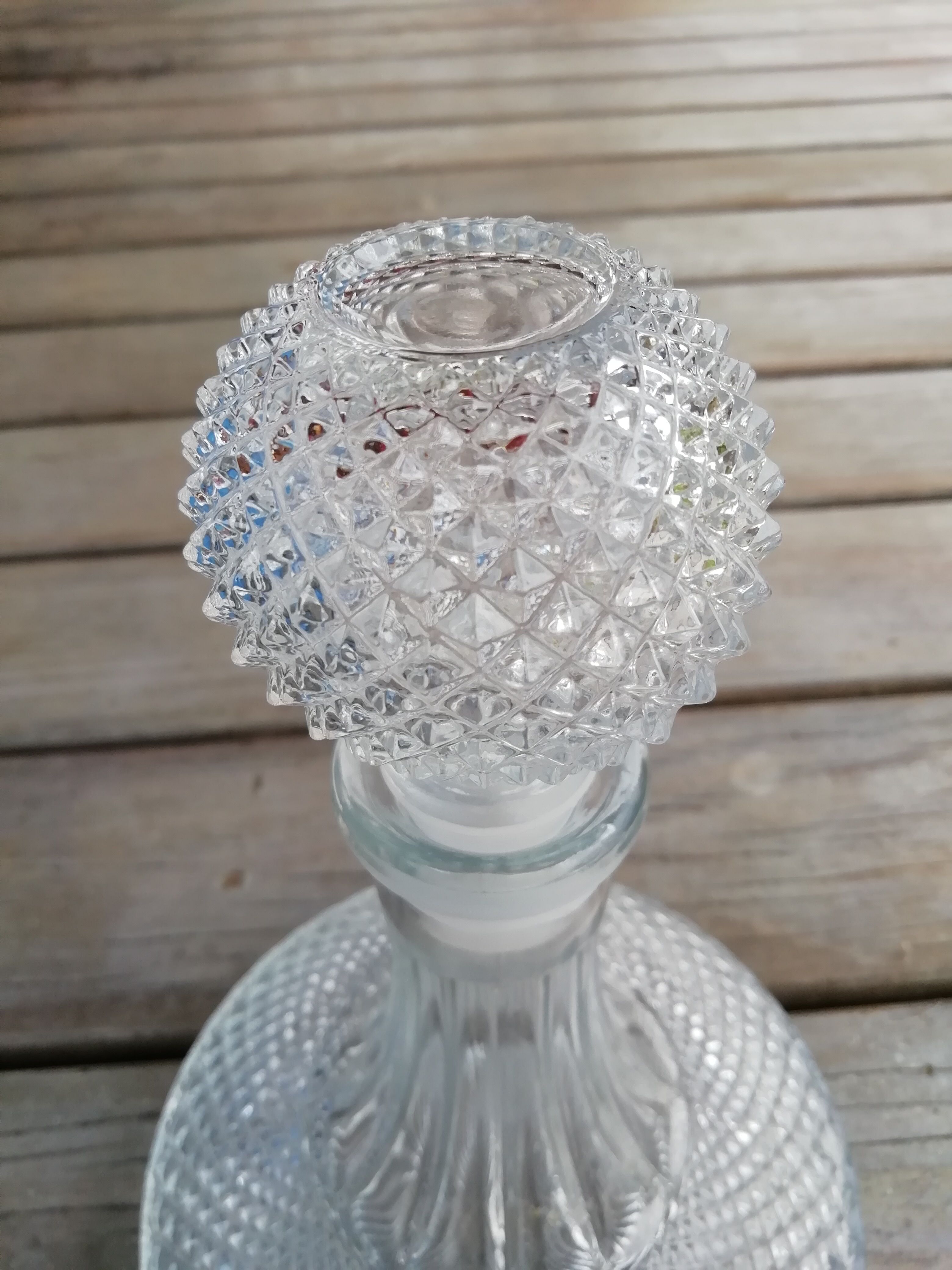 Diamond tip glass decanter