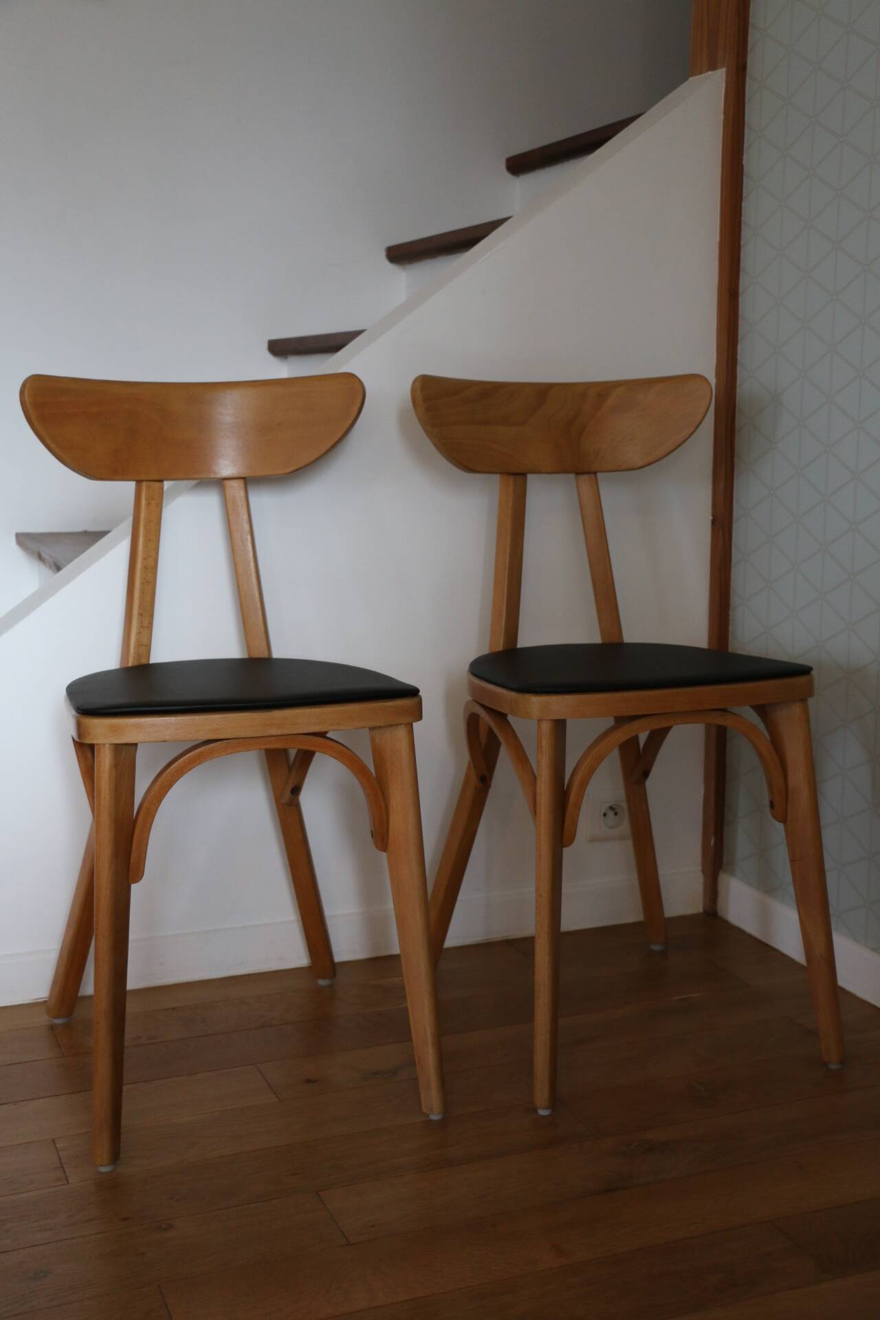 2 chaises Jurasiège hêtre clair skaï noir