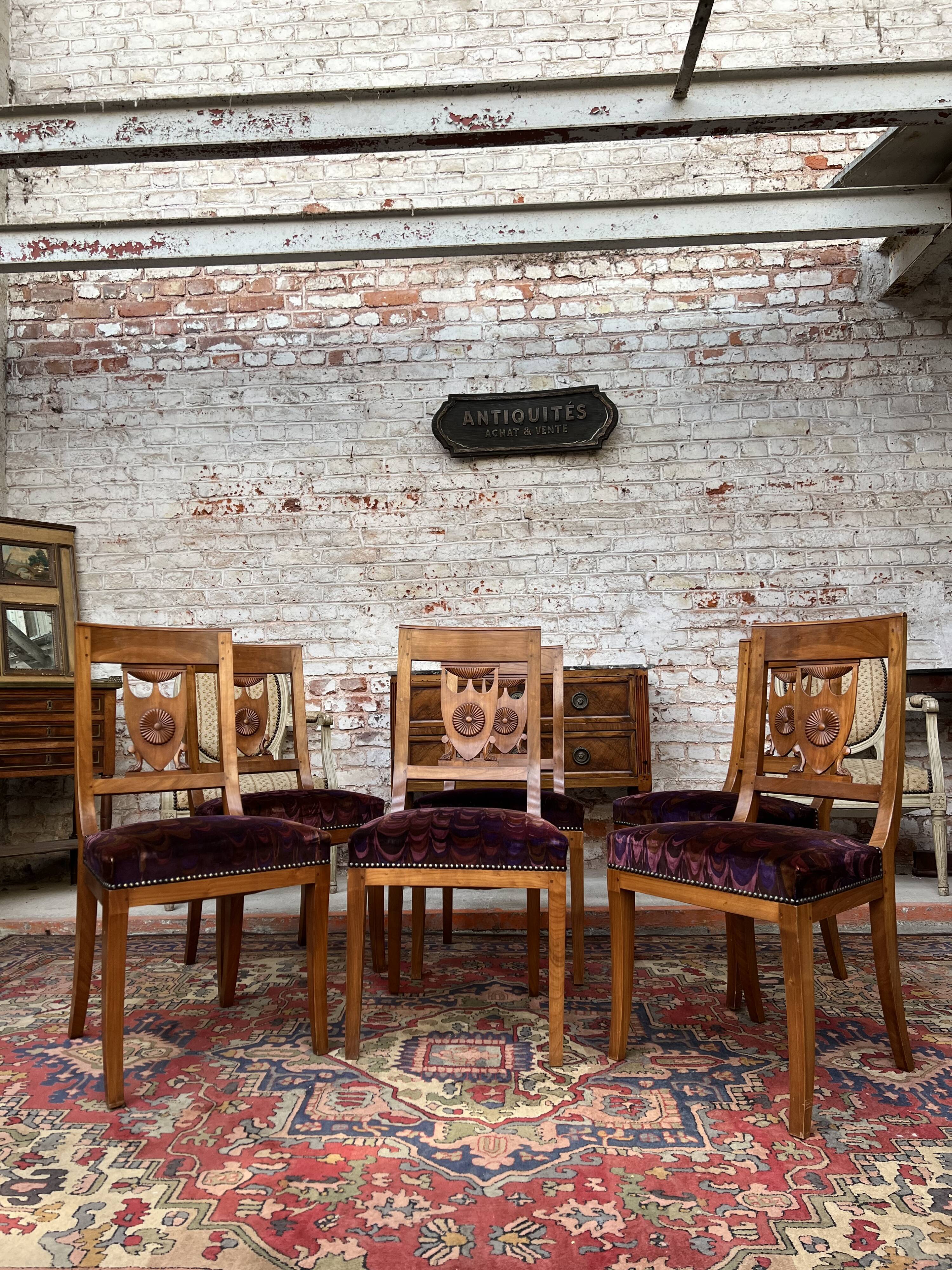Suite de six chaises en bois naturel de style empire