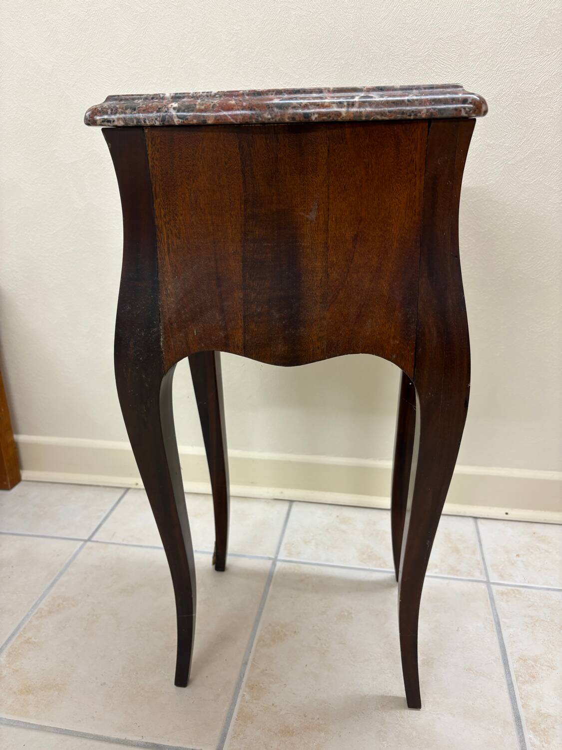 Commode. Avec plateau en marbre.