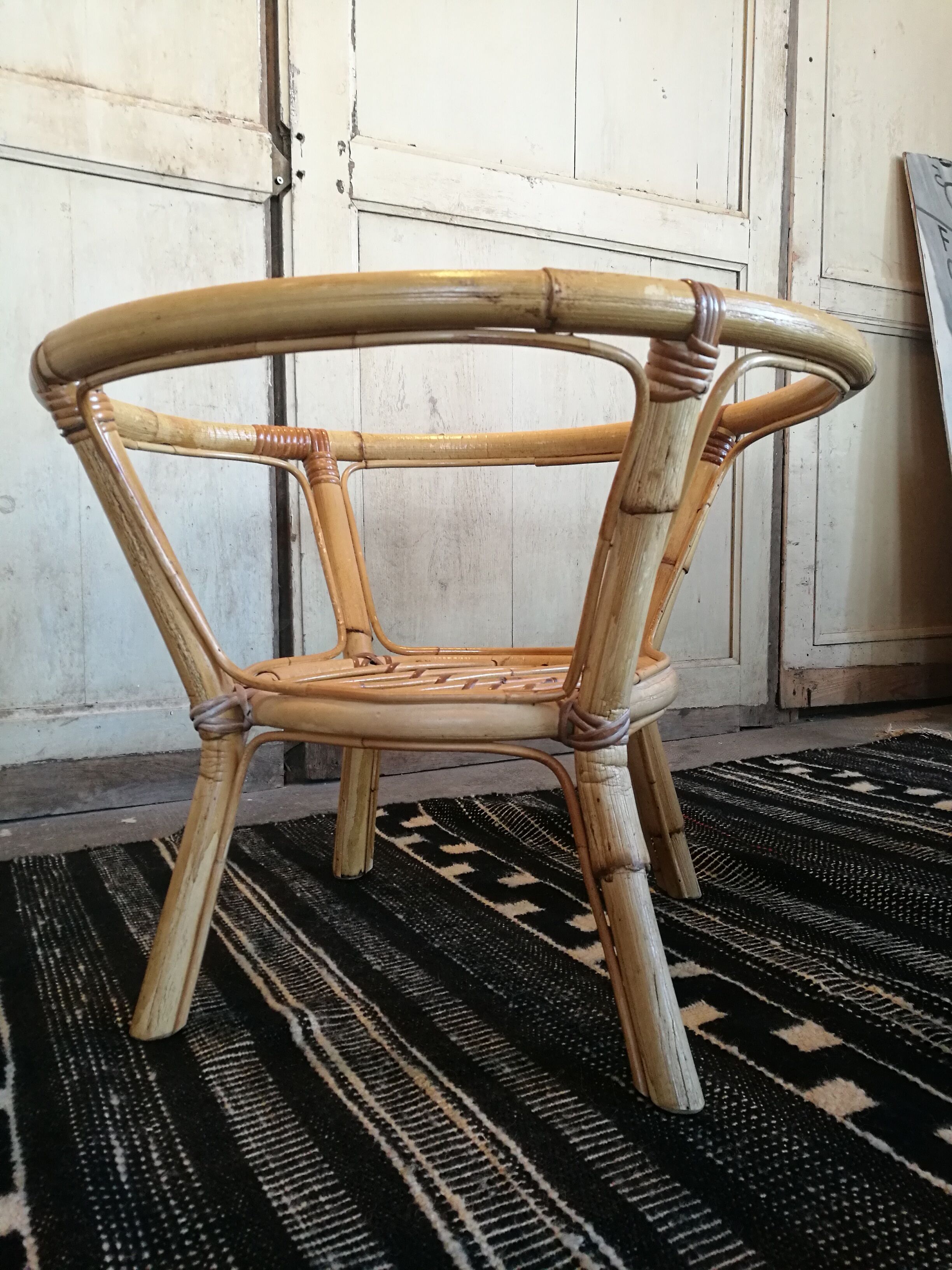 Round coffee table rattan