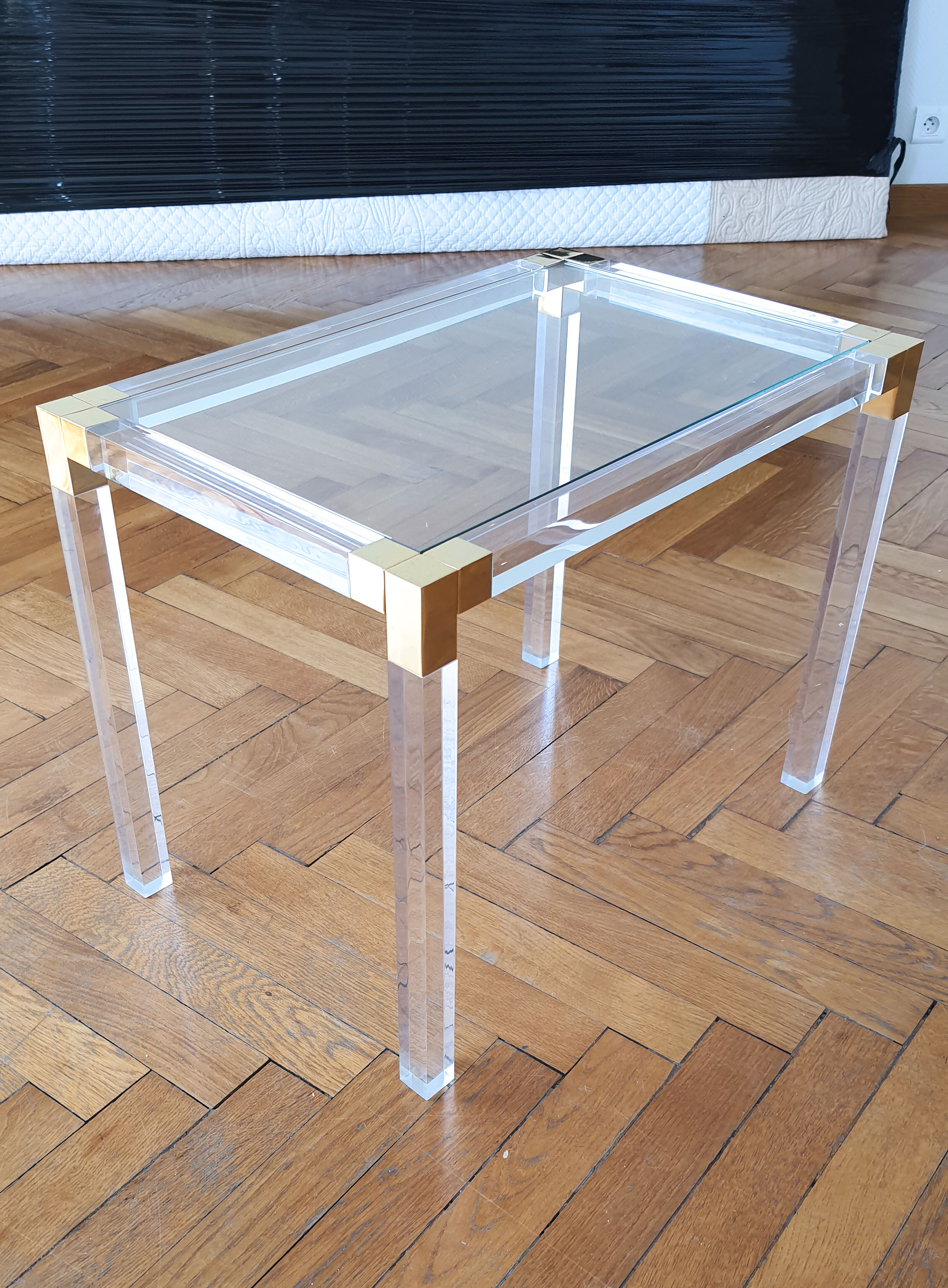 Side table in plexiglass and glass