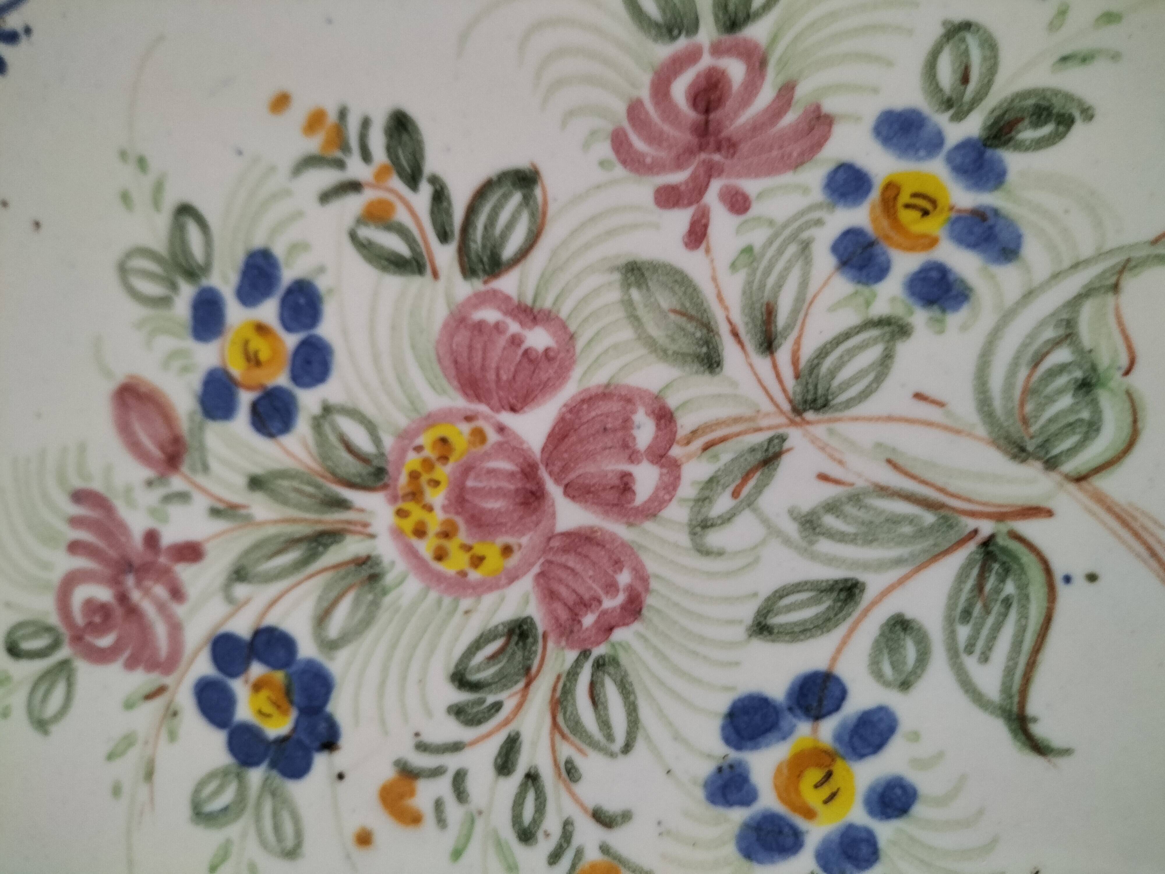 Assiette faïence peinte à la main, bouquet fleuri