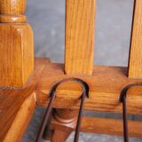 Canapé 3 places en chêne style années 50, avec tissu à carreaux vert-bleu et accoudoirs à fuseaux tournés.