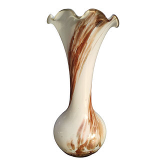 Vase en verre soufflé, opaline moucheté