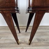 Paire de tables de chevet en acajou avec poignées en verre et laiton