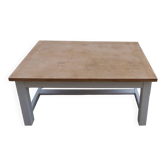 Table basse vintage piètement gris perle, plateau bois.