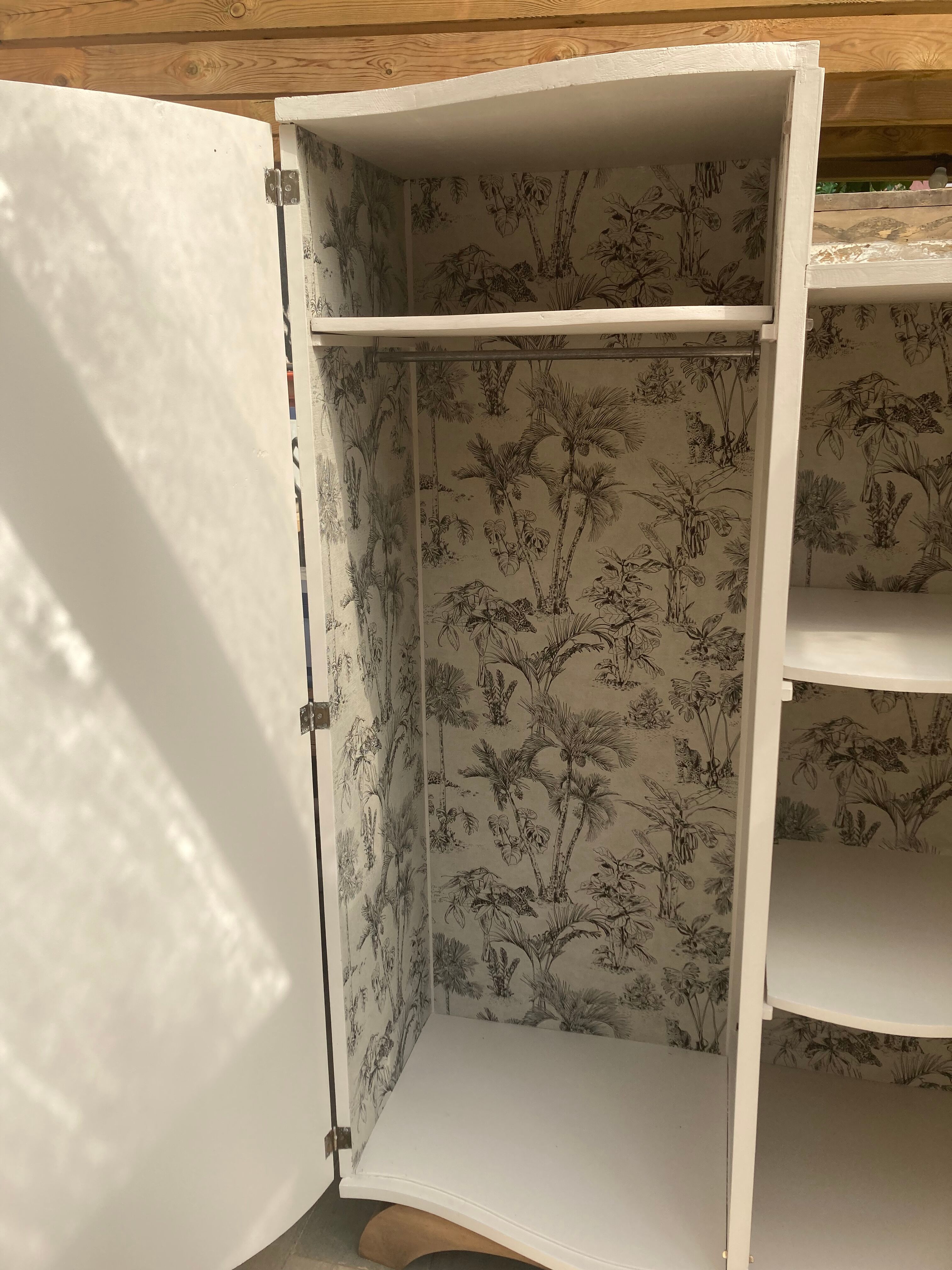 Asymmetrical cabinet