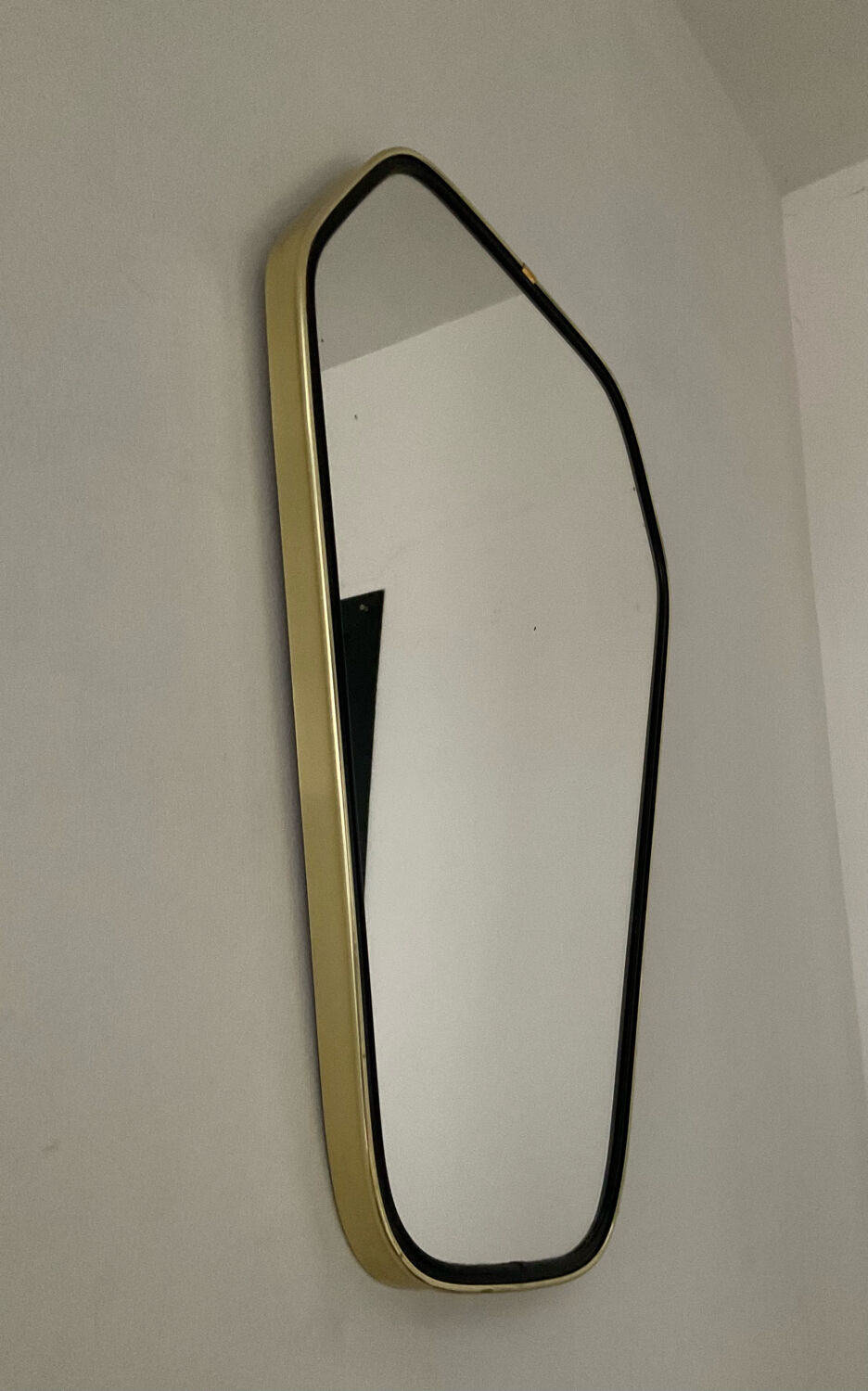 Asymmetrical free-form mirror from the 60s-70s