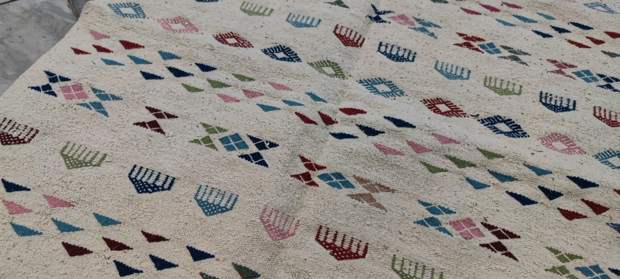 Tapis margoum blanc à motifs berbères multicolores