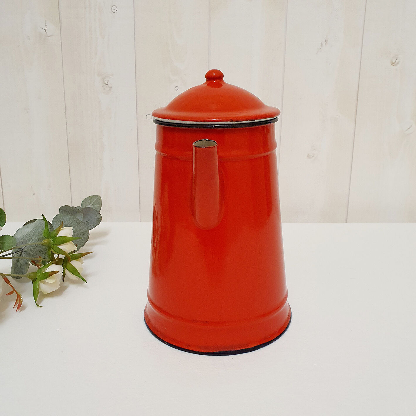 Red enamelled sheet metal coffee maker