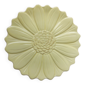 Dish in the shape of a daisy