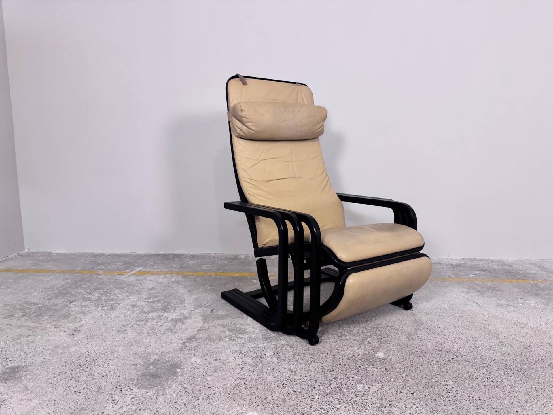 Rocking-chair viennois en bois courbé, cuir et cannage