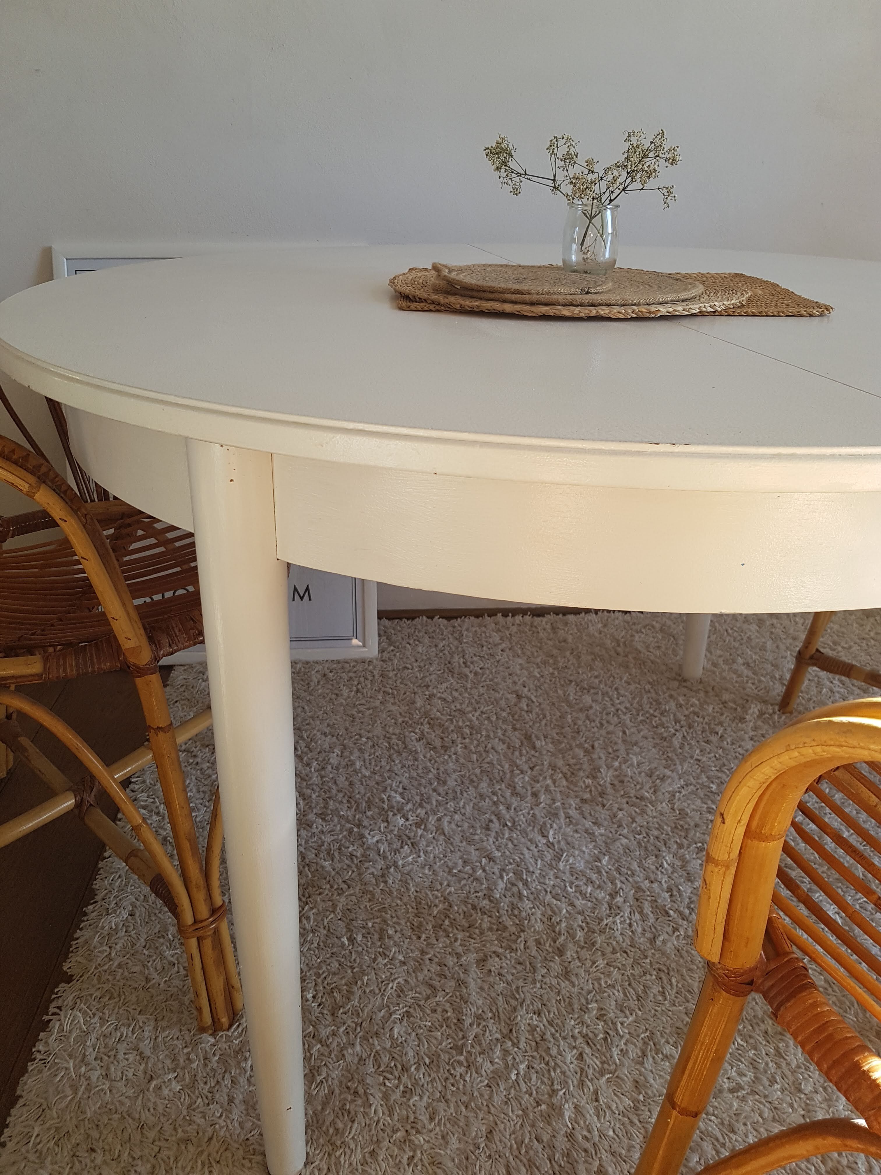 Scandinavian extendable table with butterfly extensions