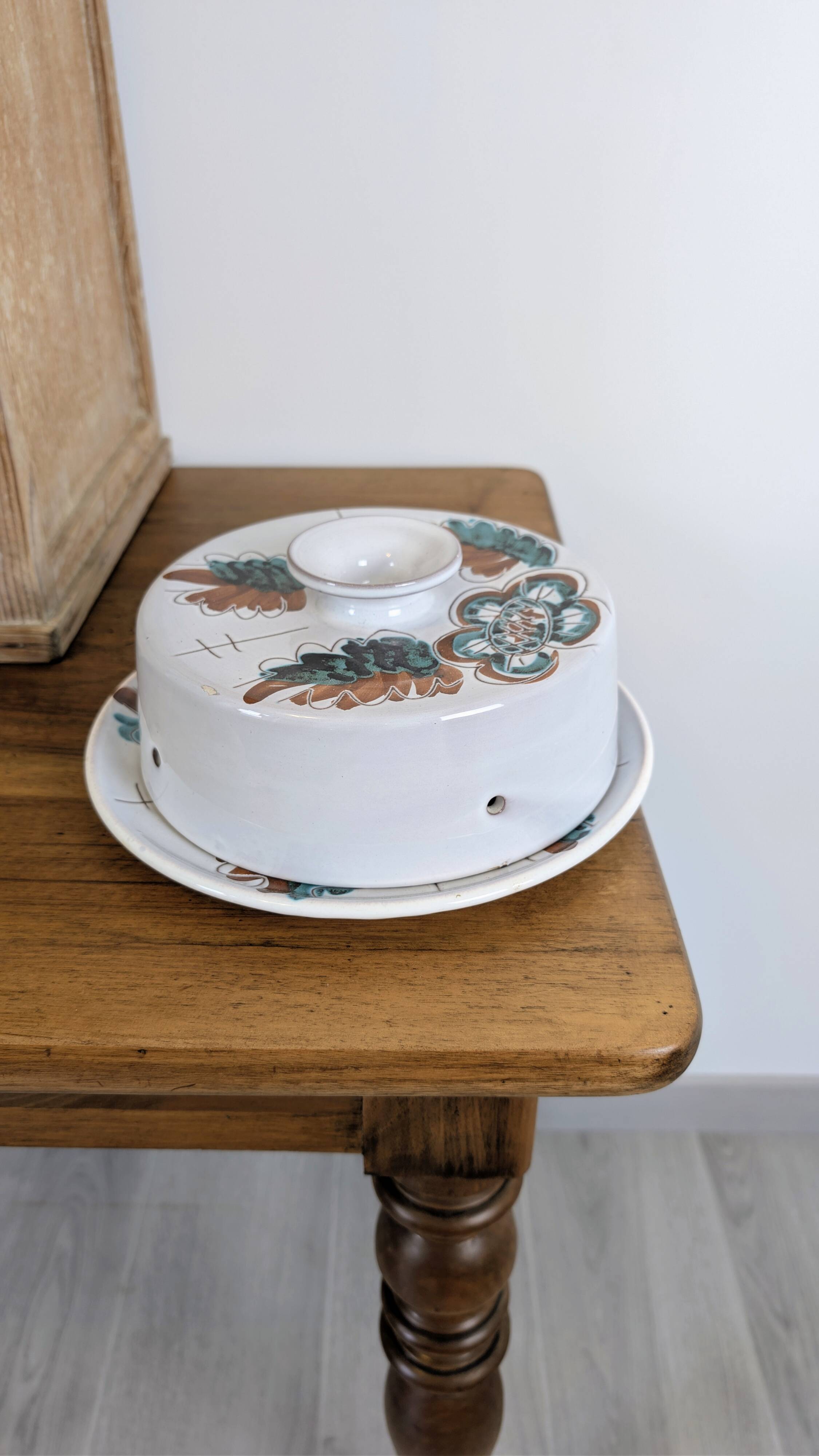 Vintage cheese service in ceramic with floral decoration from the 70s.