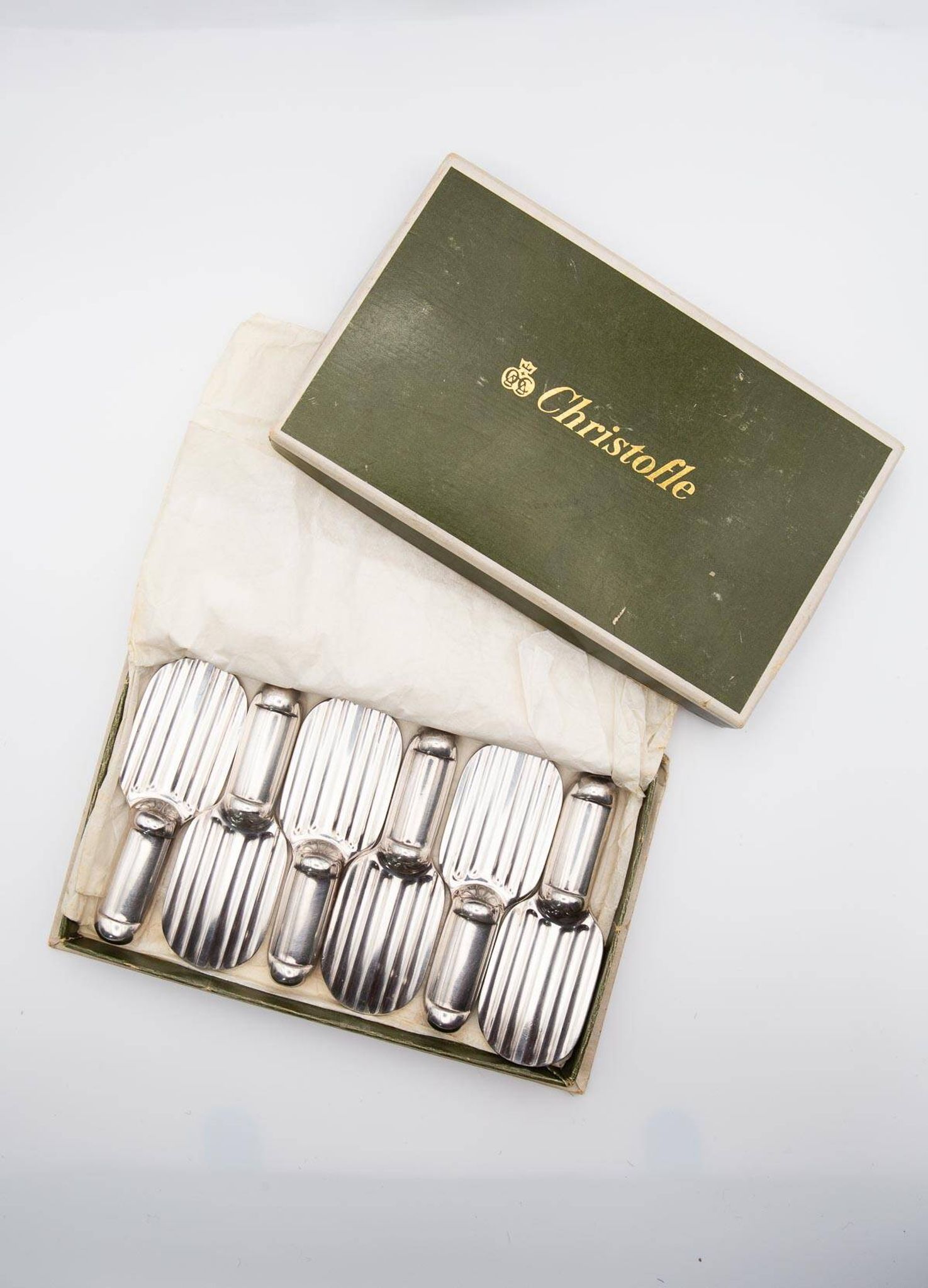Set of 6 Christofle knife rests in the Strié model in silver-plated metal.