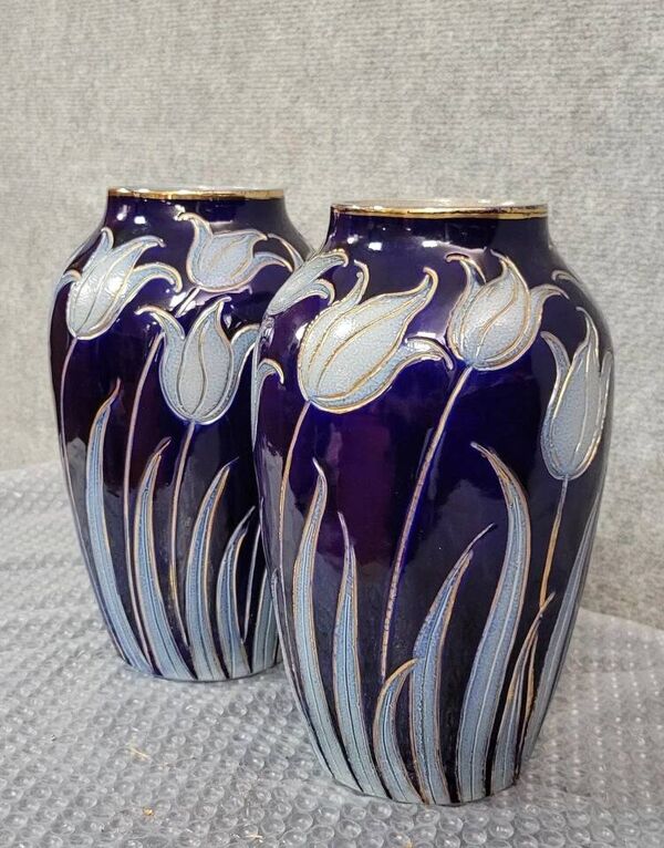 Grès d'Alsace : paire de vases aux tulipes signés Hubert Krumeich-Remmy