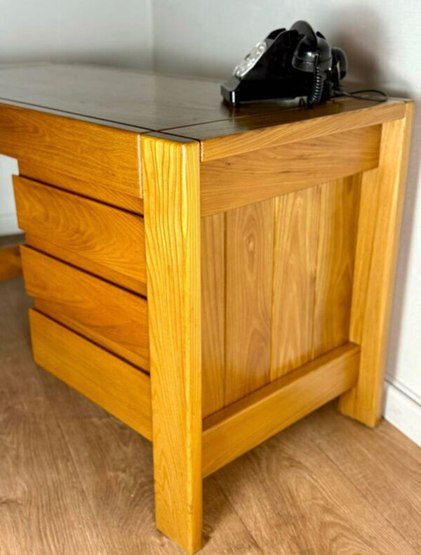 Bureau regain en orme massif
