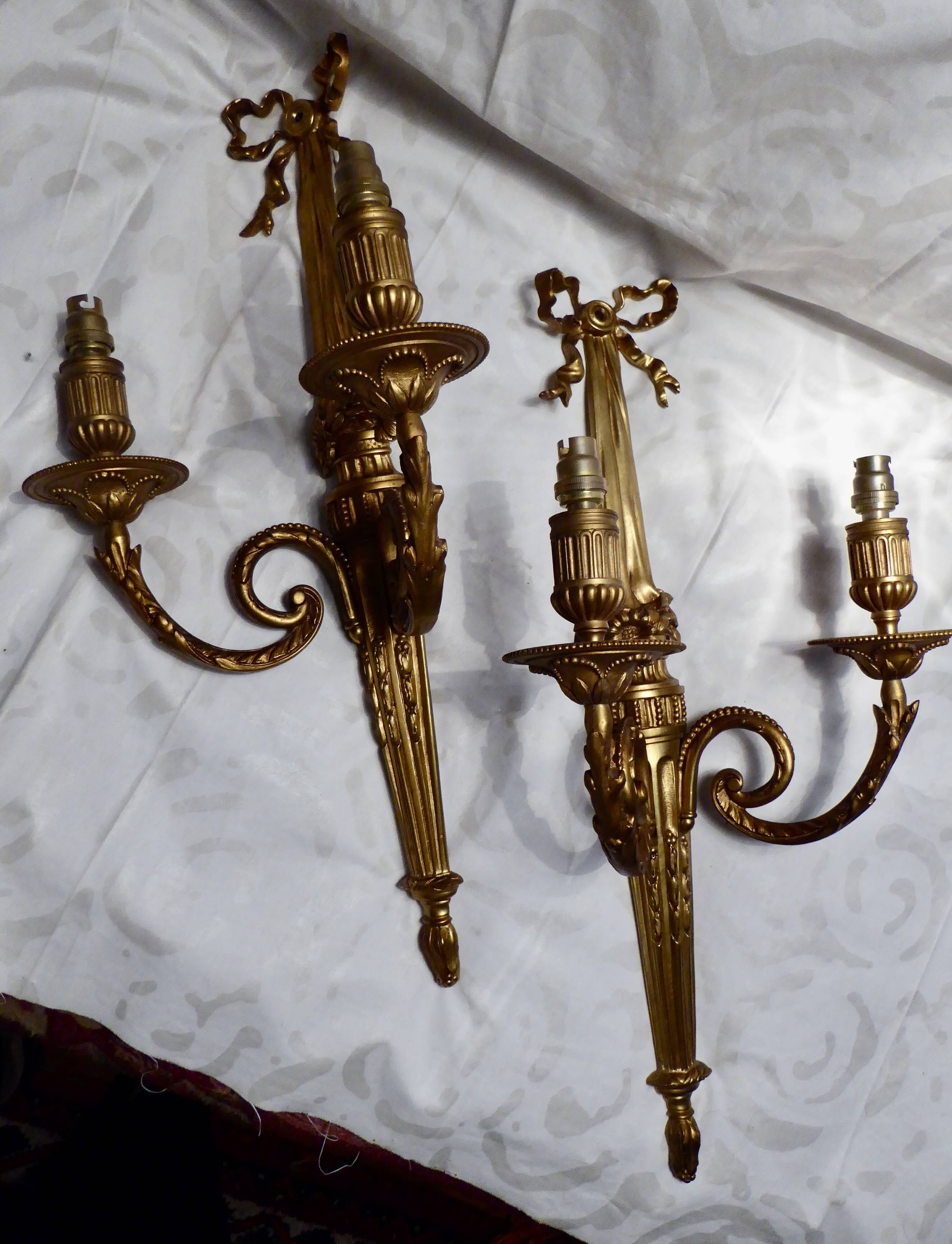 Bronze wall light in Louis XVI style