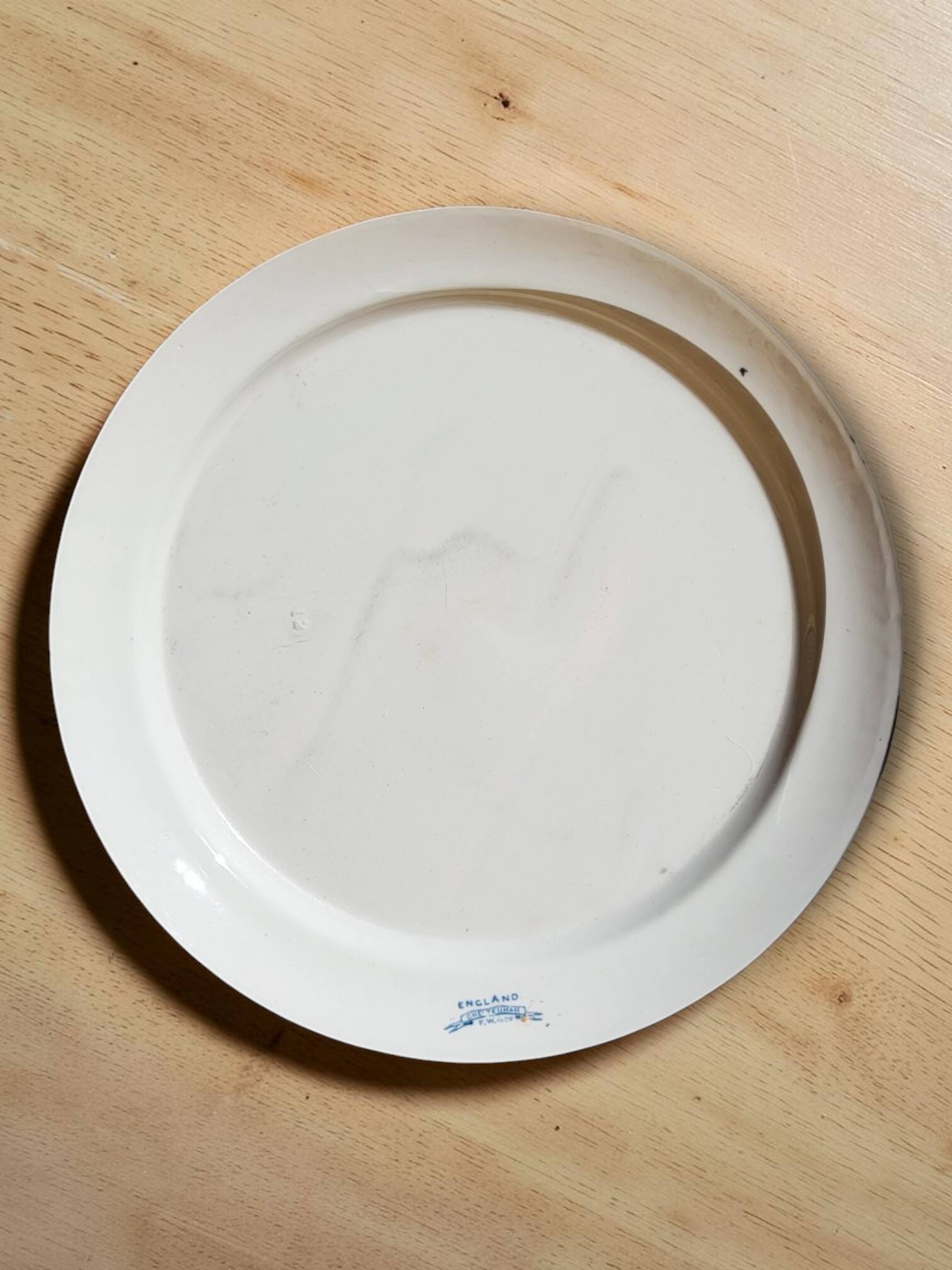 Round semi-deep plate in English earthenware "Cheltenham" — F. Winkle & Co.