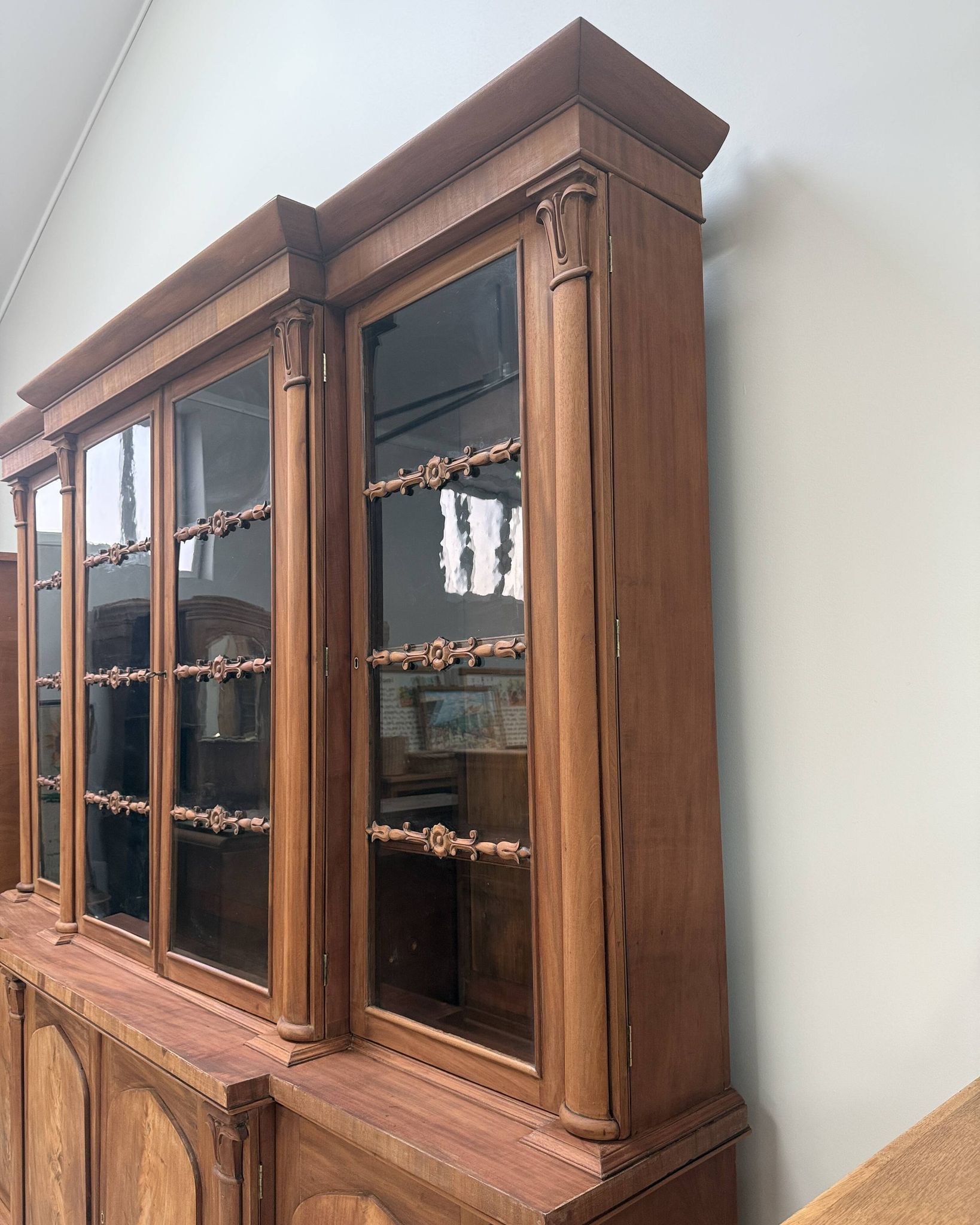 Large English library with a projection (renovated)