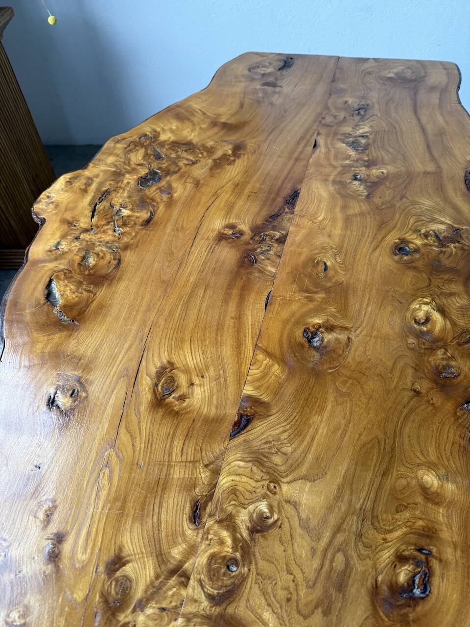 Table artisanale en orme massif, art populaire