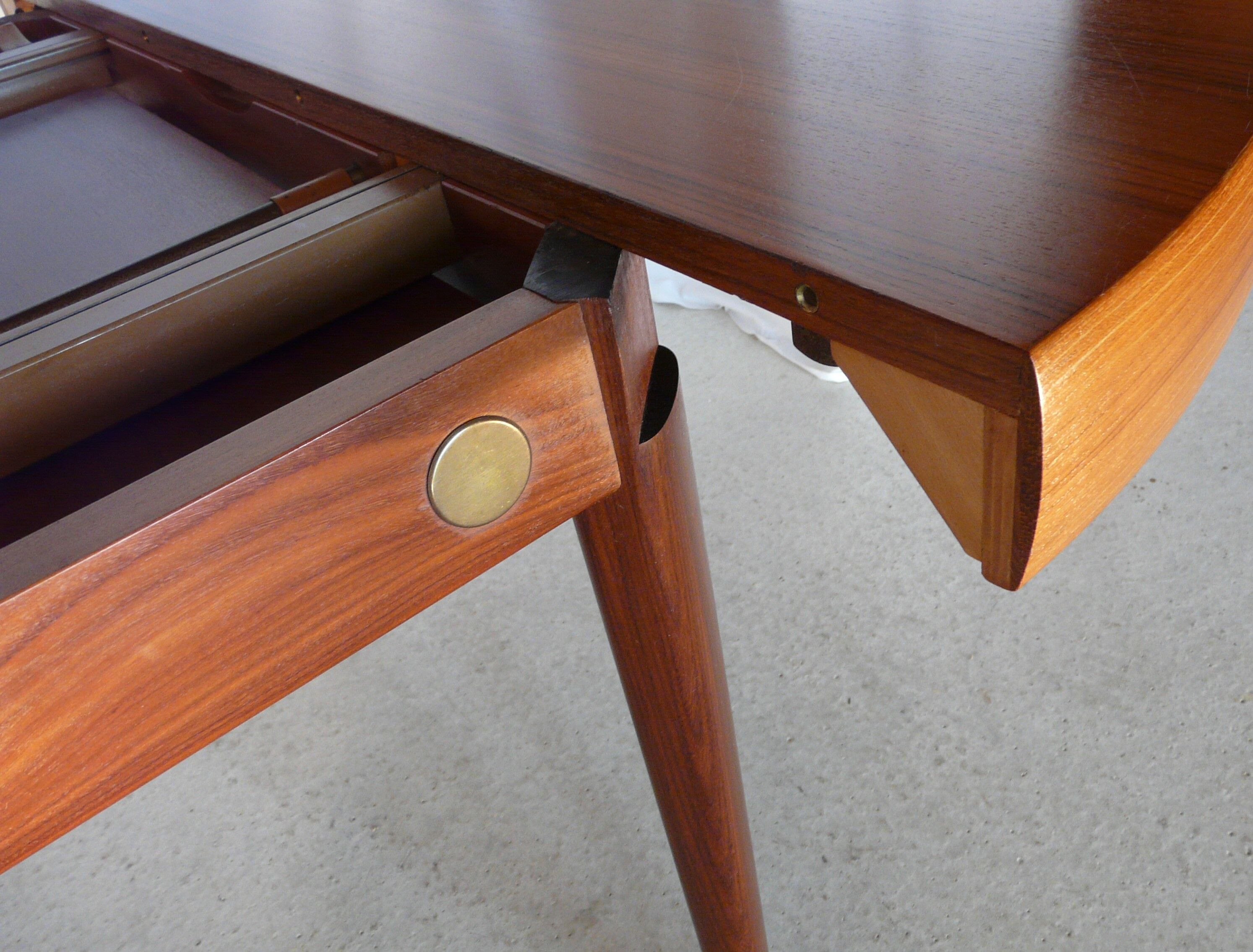 Scandinavian vintage extendable round table