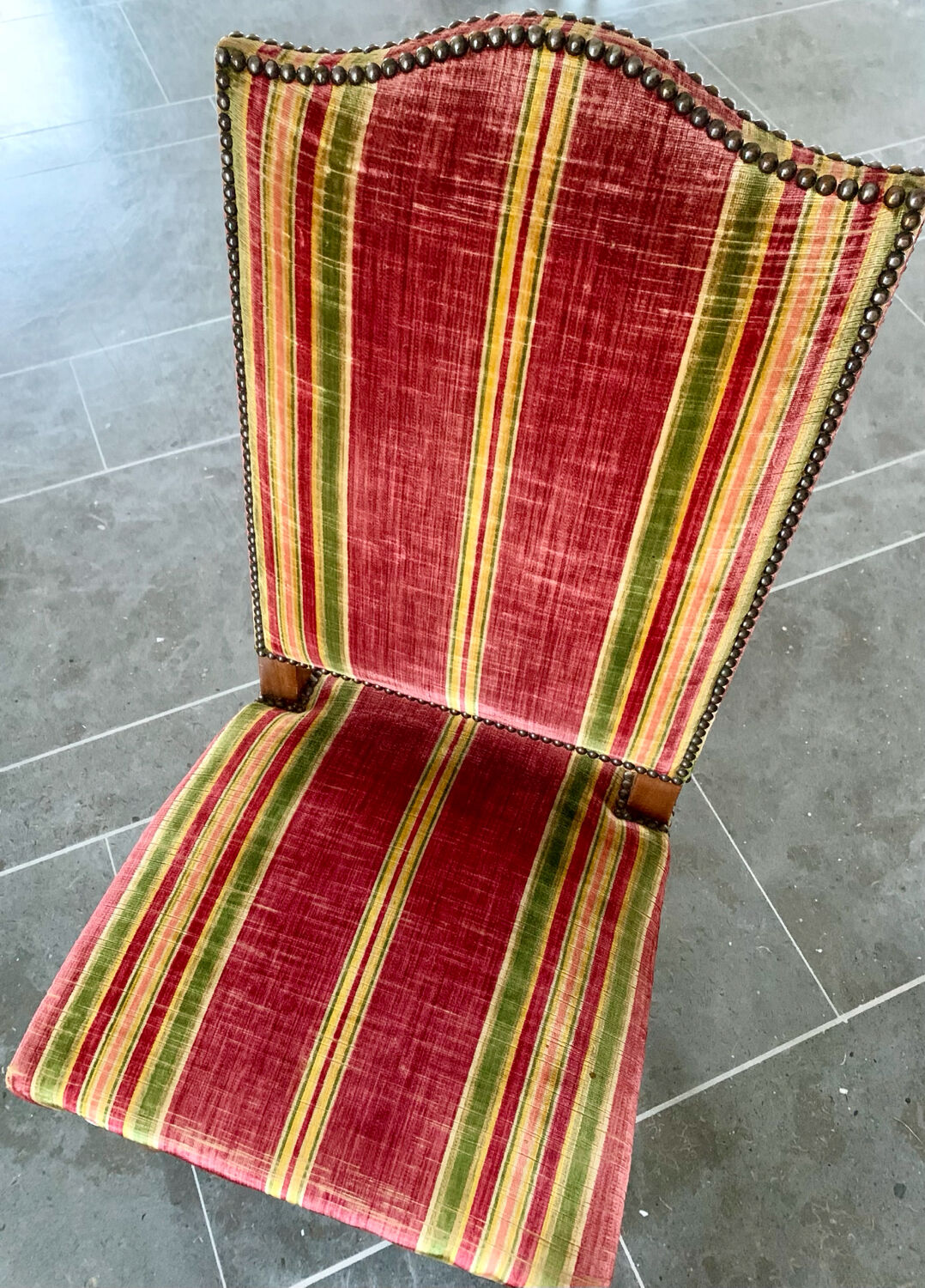Chaises droites en tissu