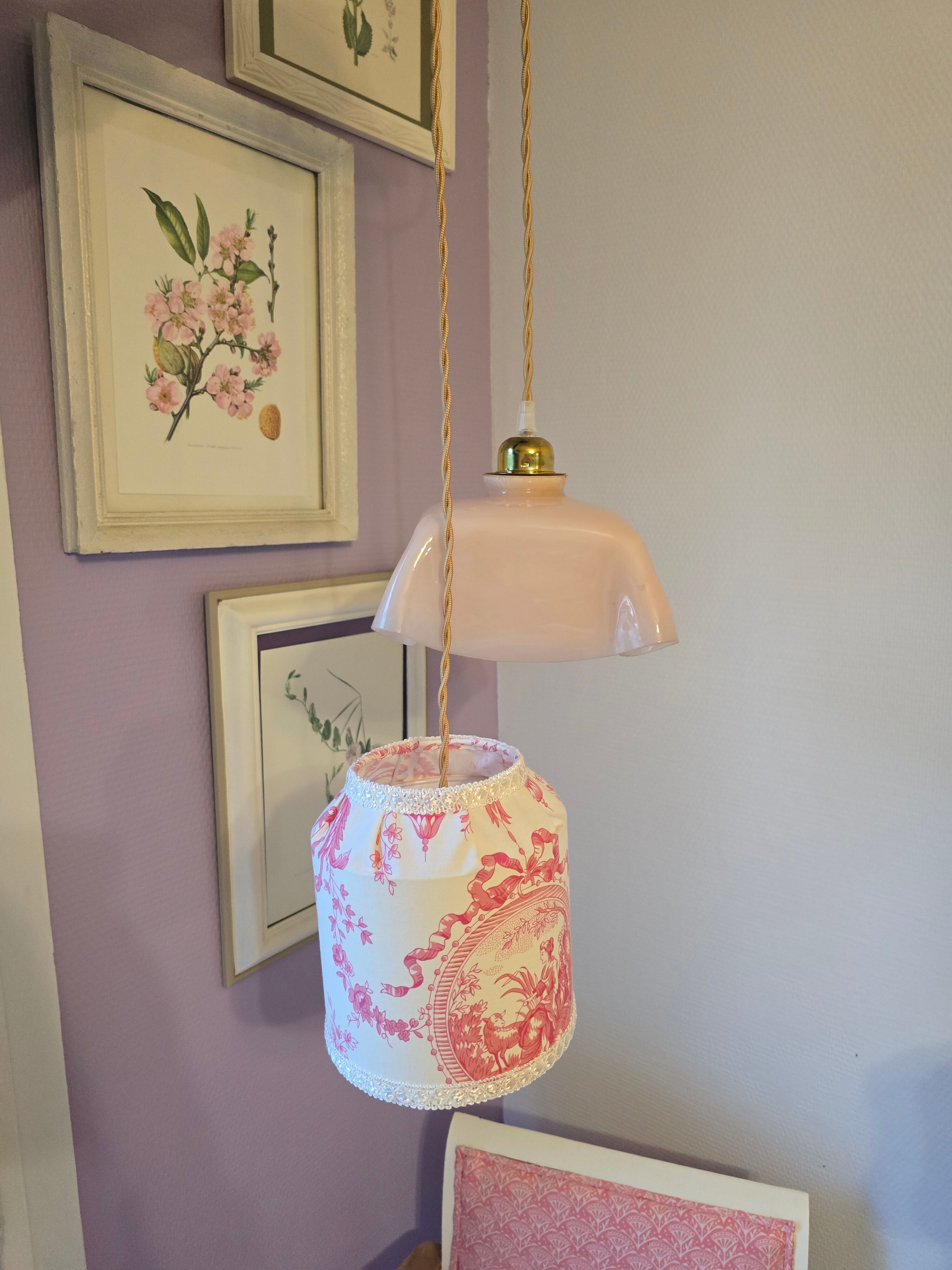 Suspension abat jour en toile de Jouy et opaline drapée rose