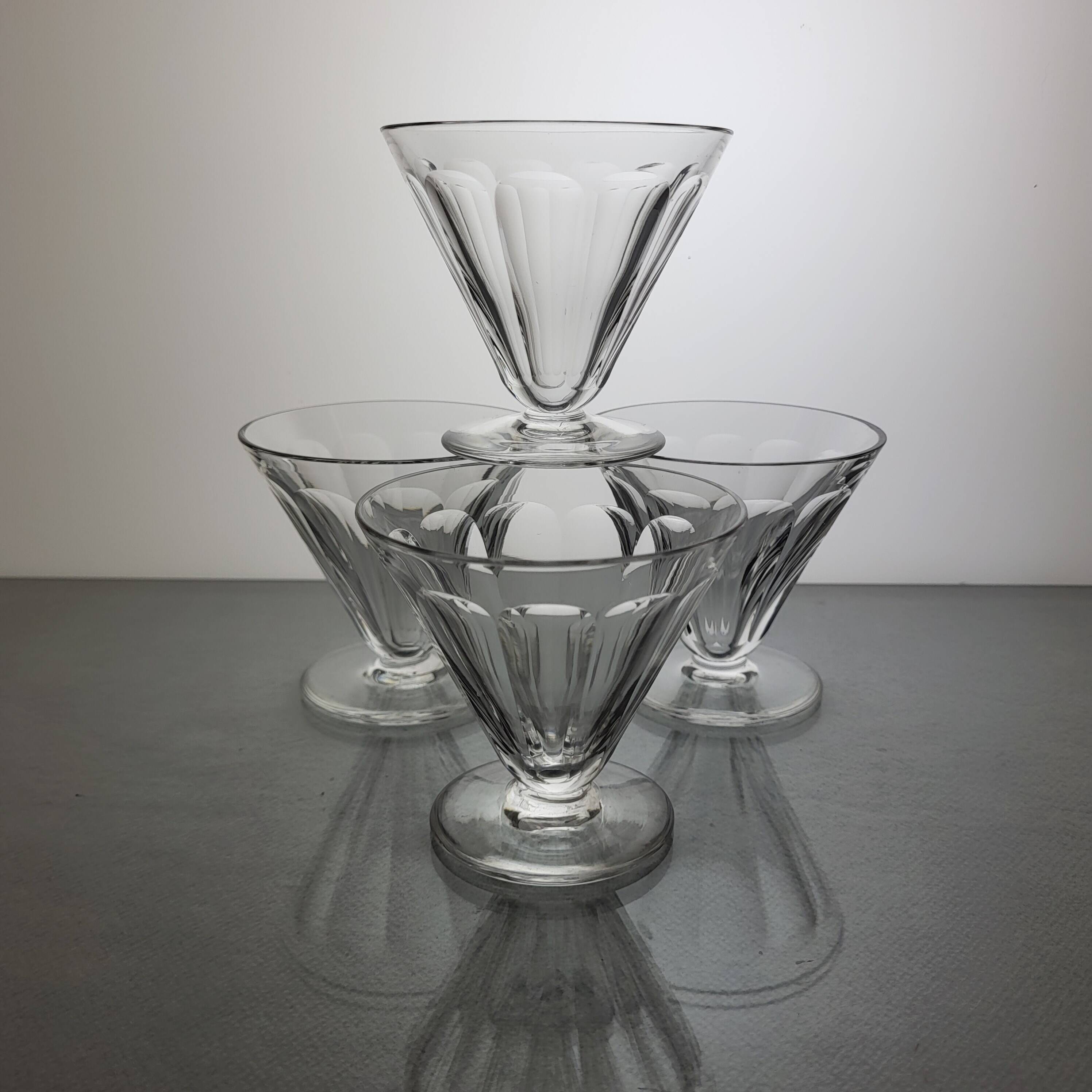 4 Baccarat crystal white wine glasses Rex model / Art Deco model H.8 cm D.8.7 cm In good condition