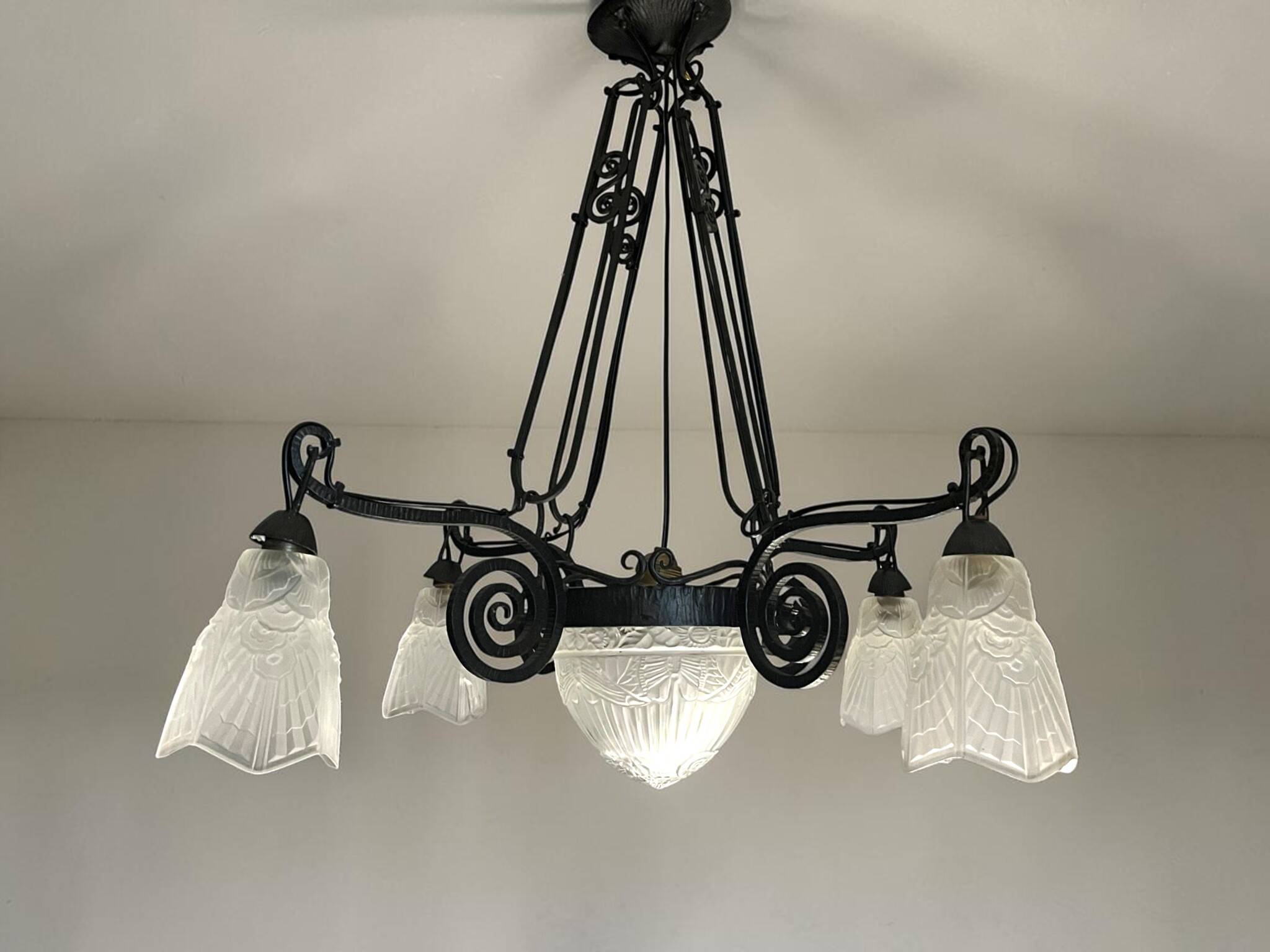 Art Deco, 5-light chandelier with moulded glass and butterfly decoration, wrought iron, circa 1930.