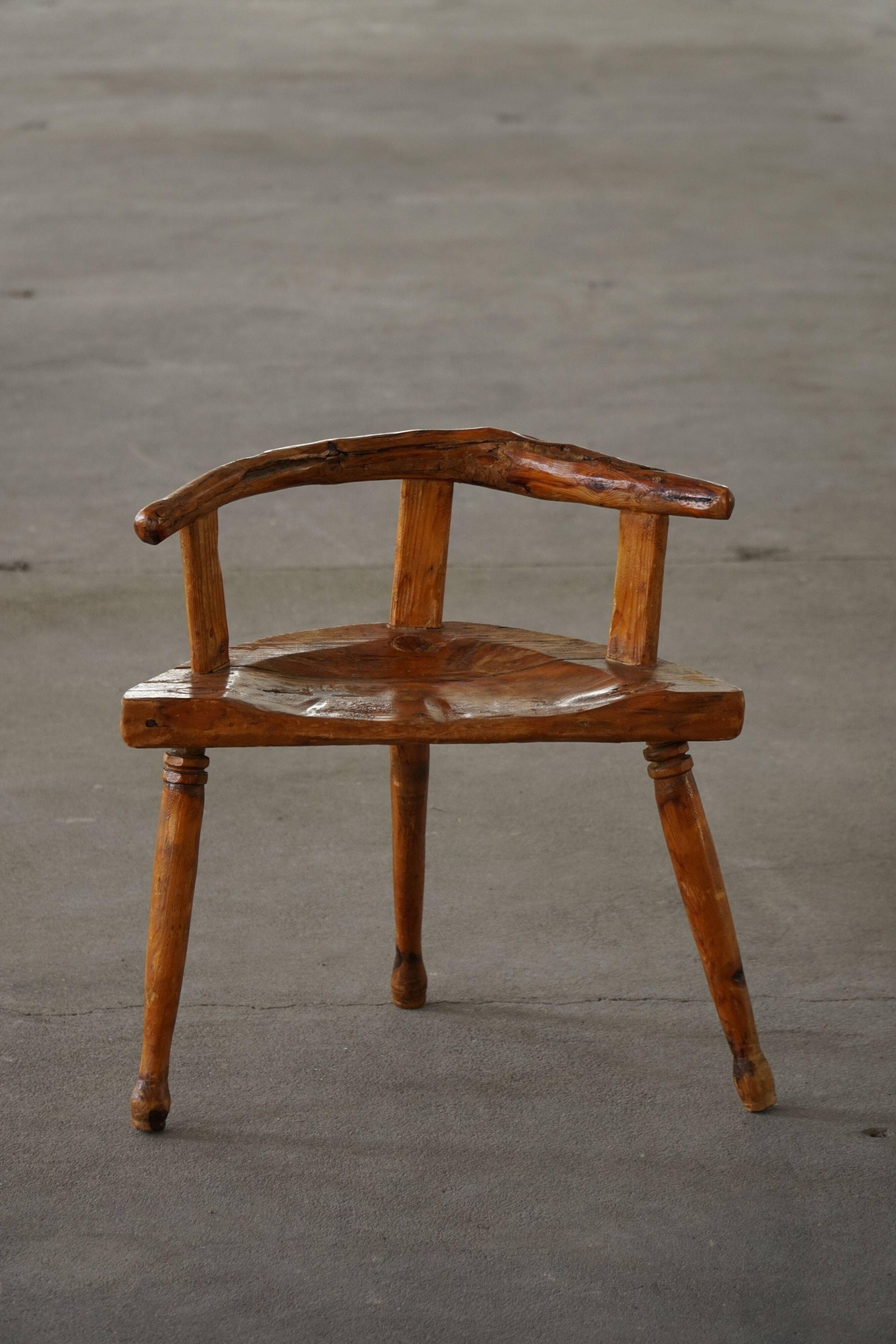 Chaise scandinave folk art trois pieds en pin du début du XXe siècle, wabi sabi