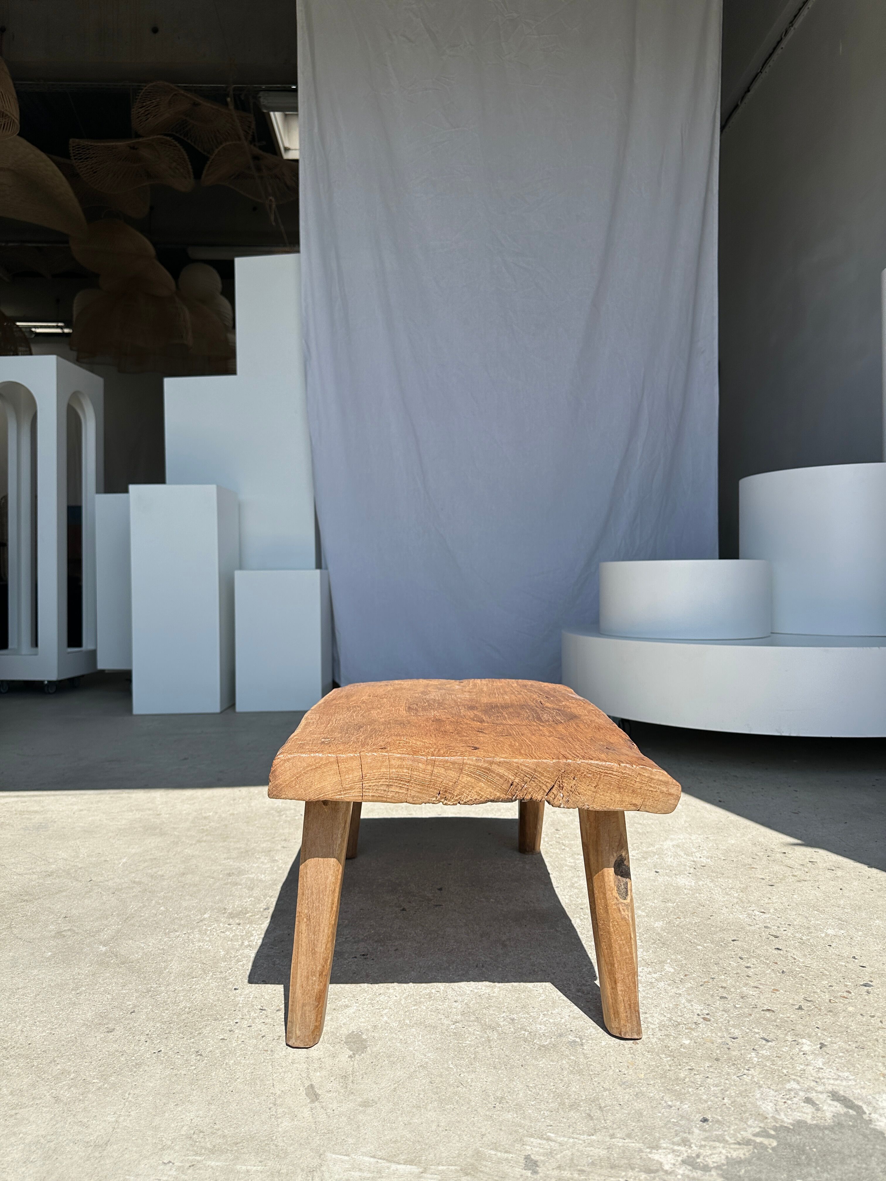 Coffee table in blond teak quadripod