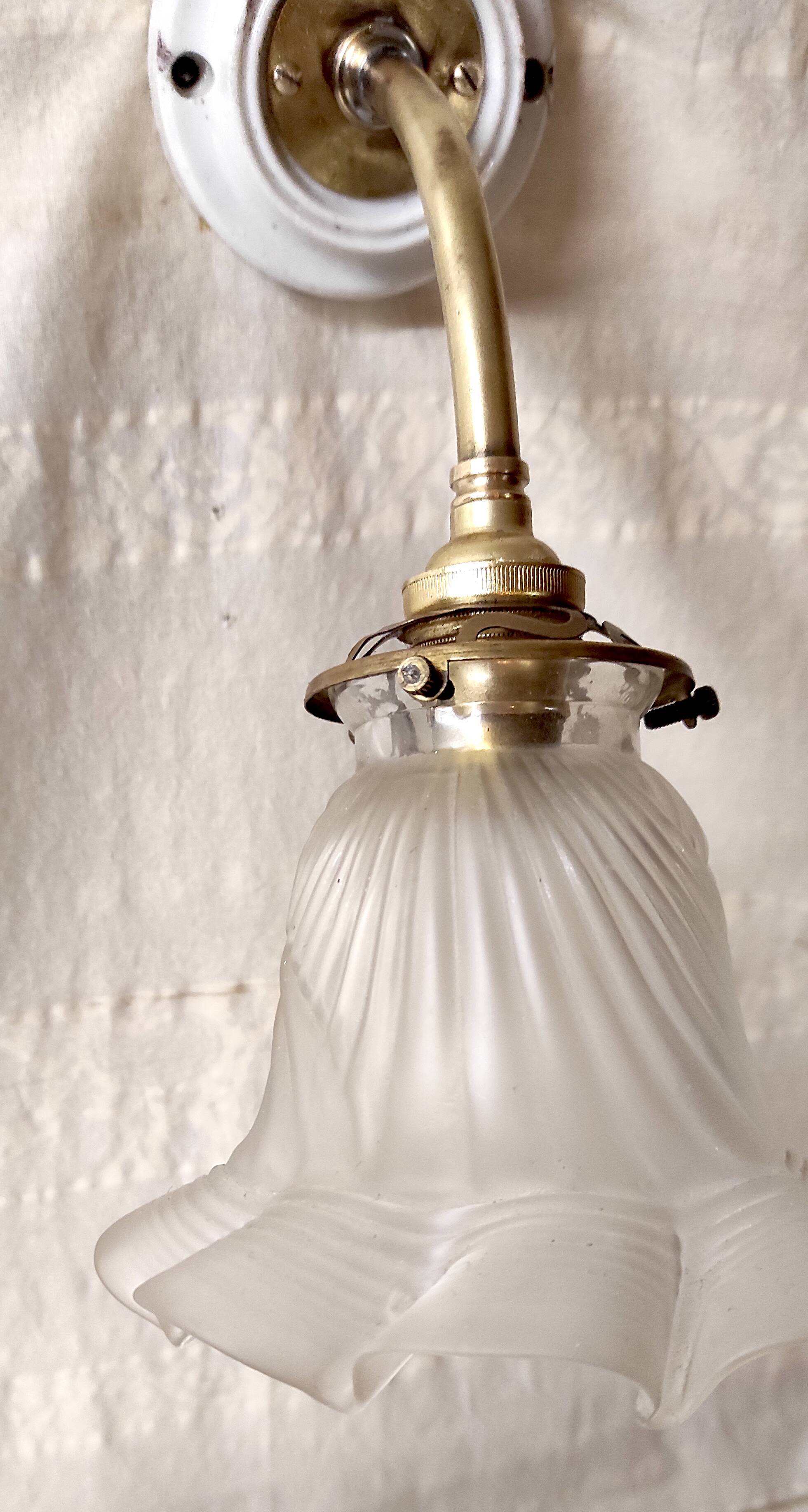 Art Deco wall sconce in porcelain, brass and crystal - early 20th century