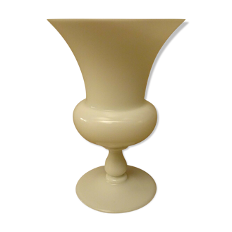 Vase in white opaline shape medici vintage 80's