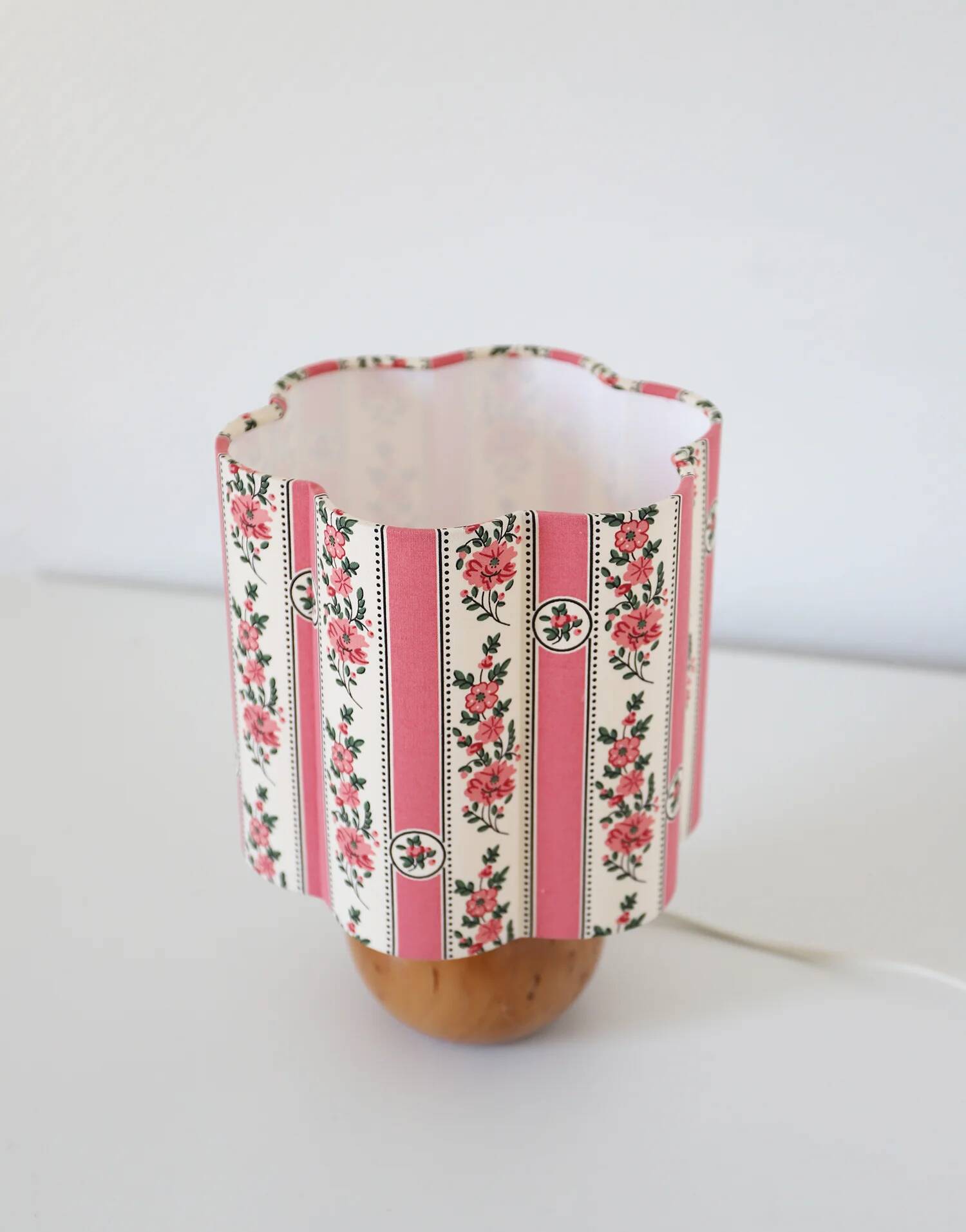 Lampe à poser pied boule années 70 et abat-jour imprimé