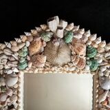 Miroir biseauté, recouvert d'une accumulation de coquillages de collection et de branches de corail